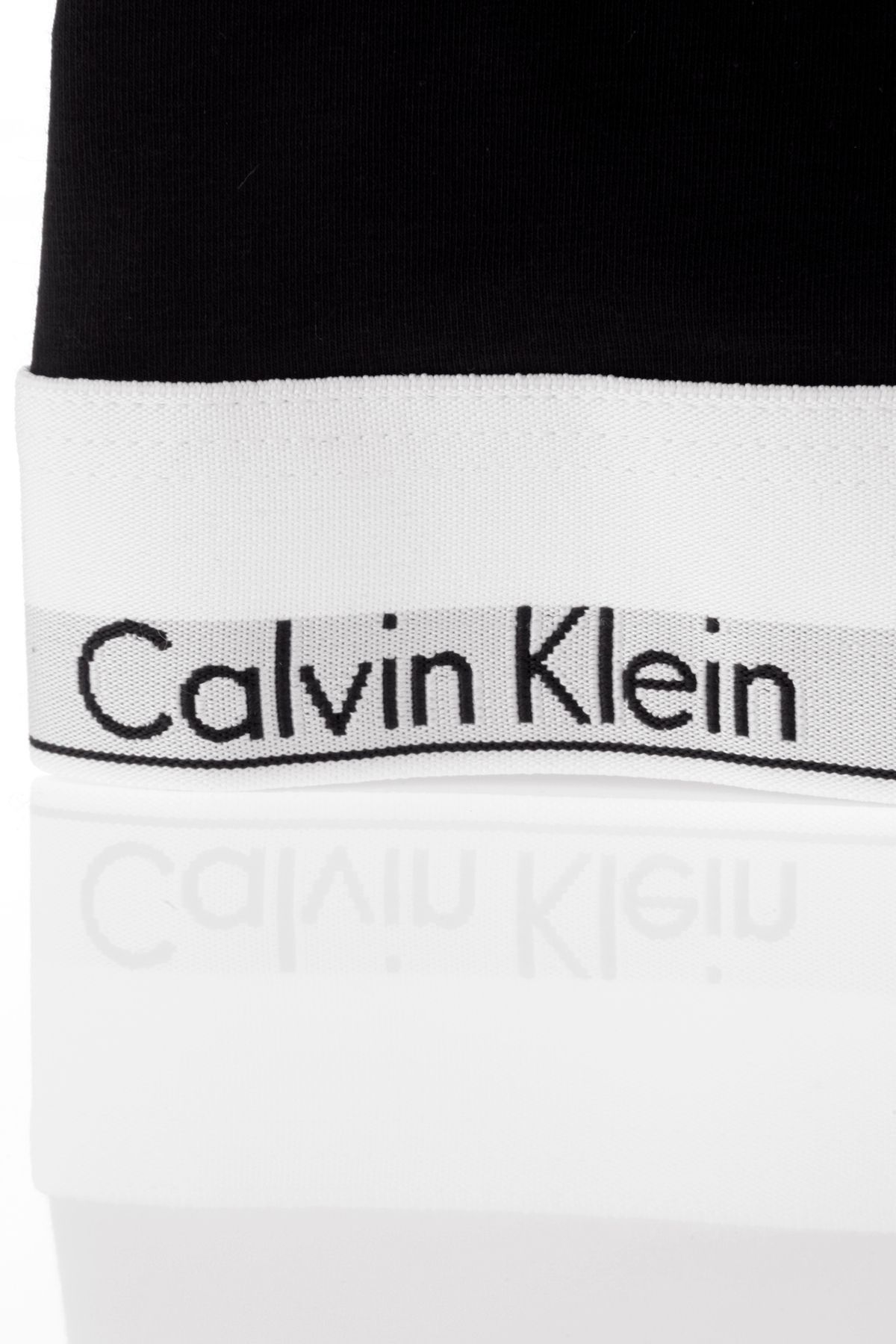 Calvin Klein-Dámská bílá sportovní podprsenka - elastický pásek, minimální design F3785E-100 3