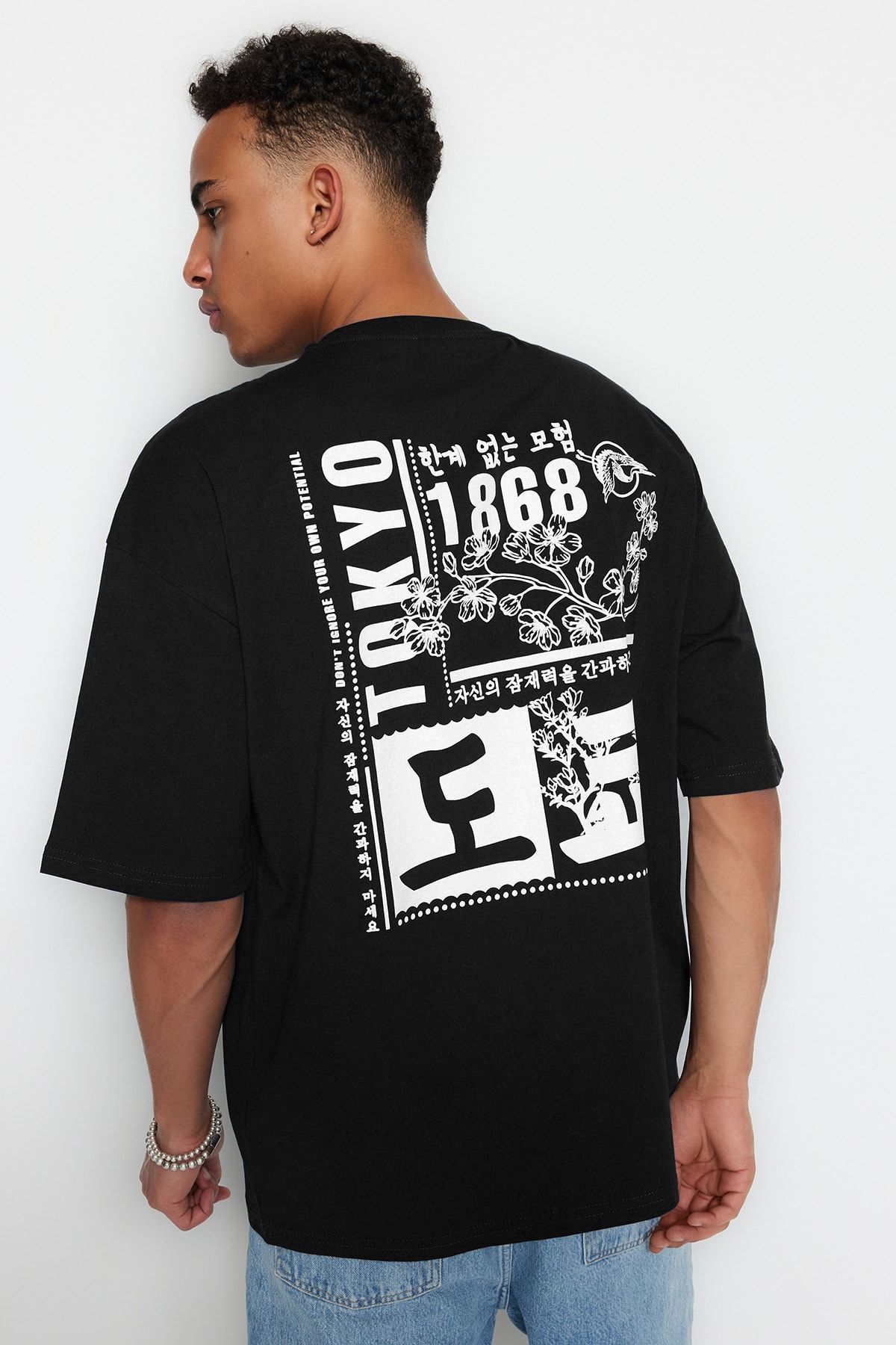 Trendyol Collection Távol-keleti mintás fekete túlméretes pamut póló - TMNSS23TS00170