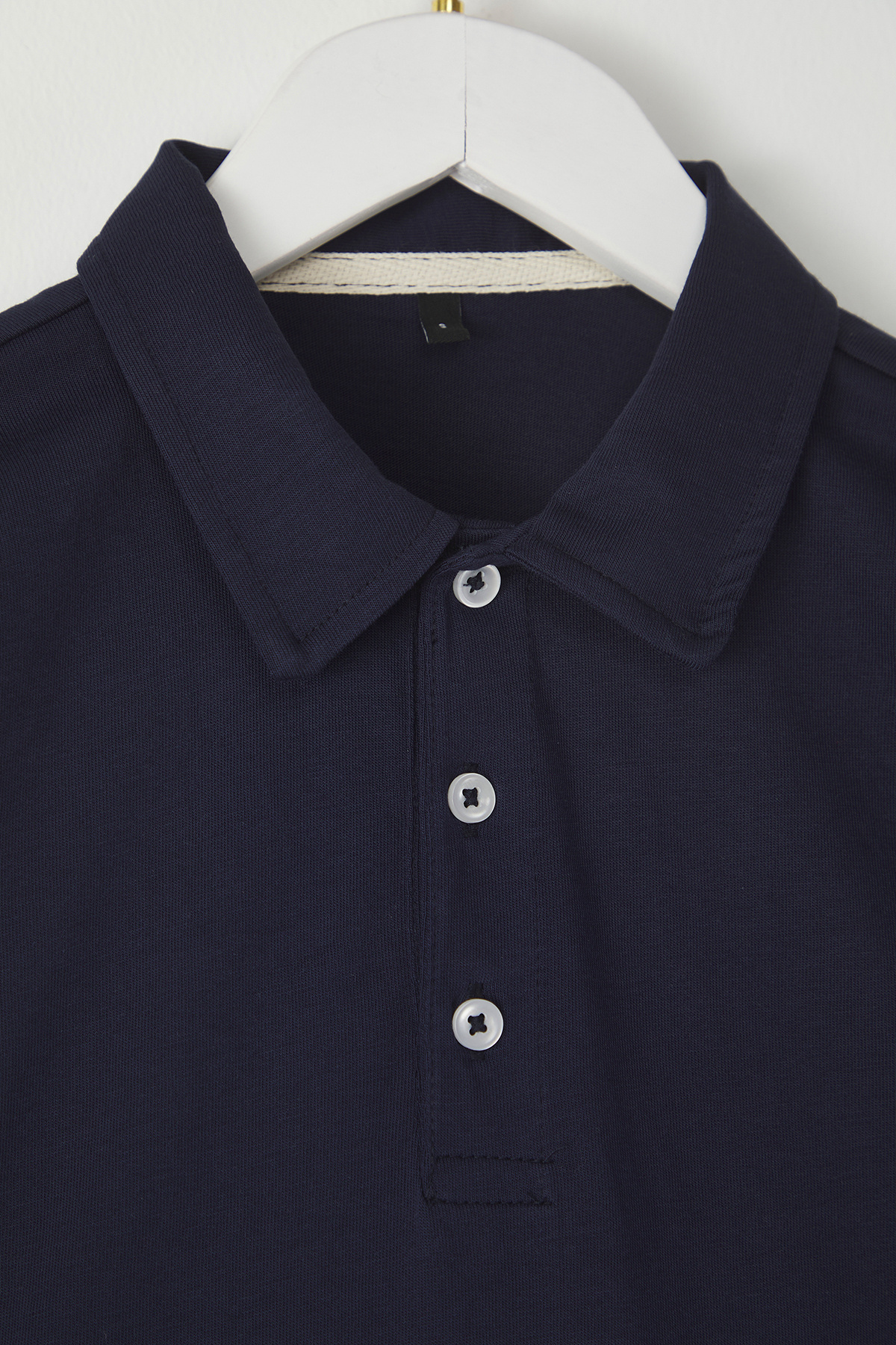 Trendyol Collection-Granatowa koszulka polo z krótkim rękawem i regularnym/normalnym krojem, wykonana w 100% z bawełny, wykonana z pojedynczego dżerseju, z kołnierzykiem Tmnss25Po00001 3