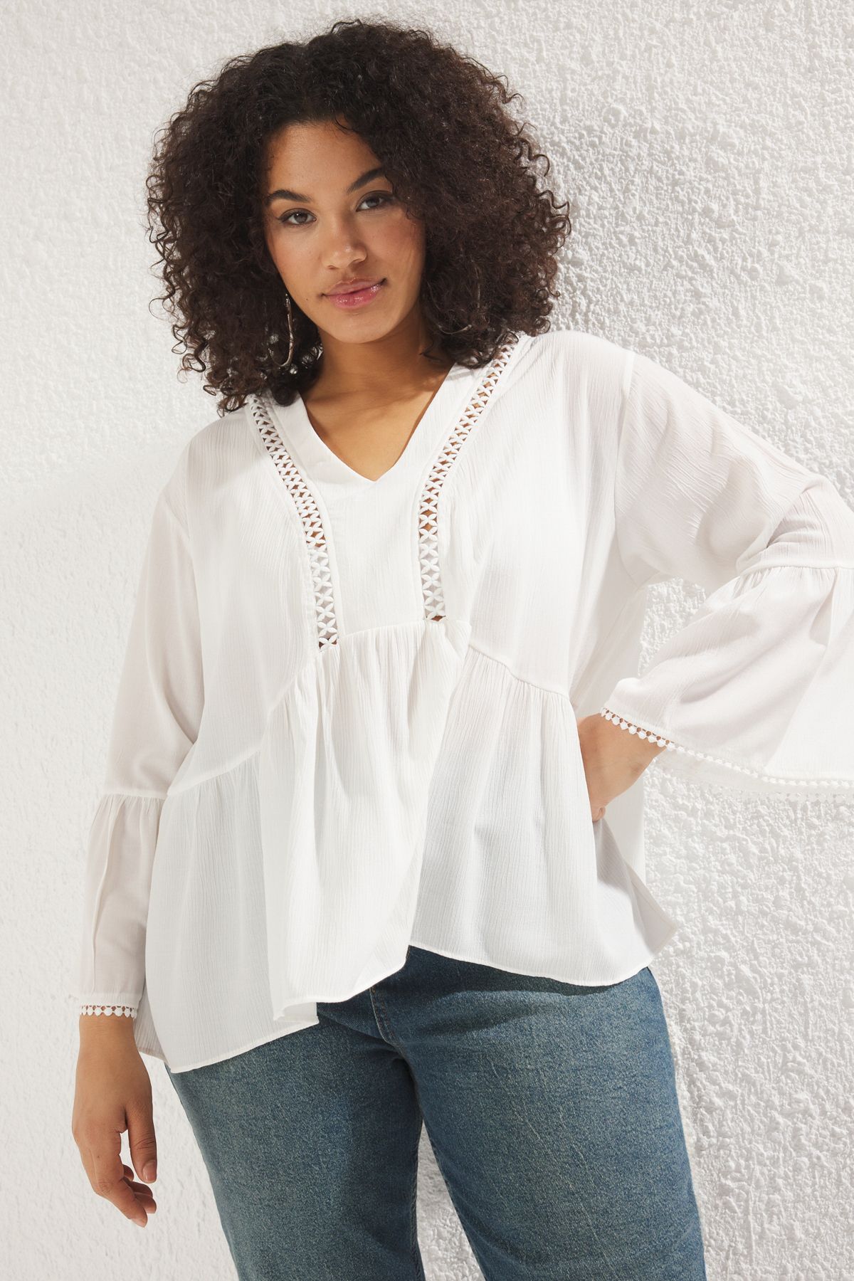 Trendyol Curve-Bílá halenka s dlouhým rukávem s výstřihem do V s texturou Peplum Woven Plus Size TBBSS25AF00042 2