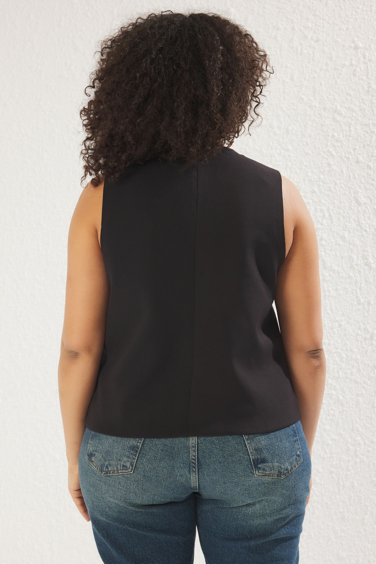 Trendyol Curve-Black Regular Asymmetrical Button Plus Size Woven Vest Tbbss25Bh00000 5