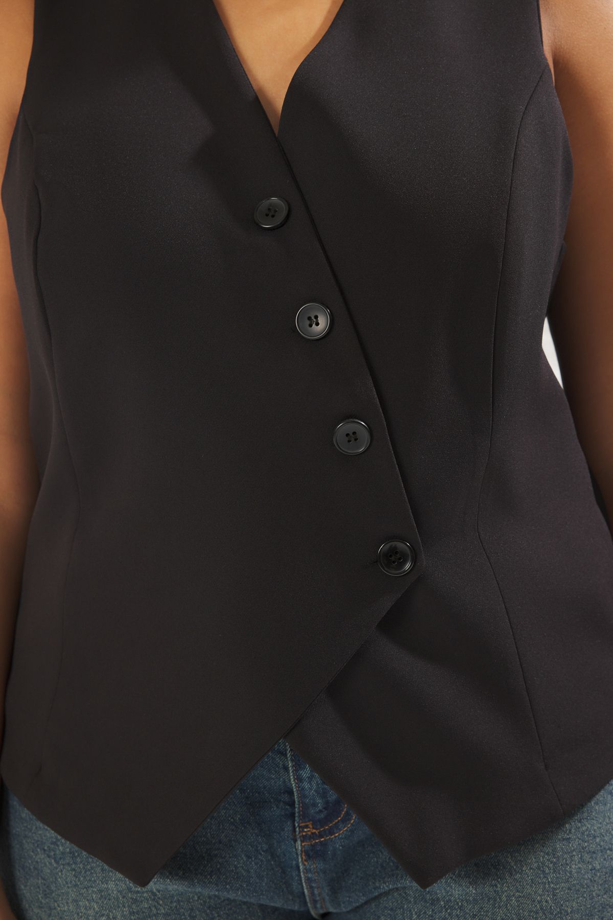Trendyol Curve-Black Regular Asymmetrical Button Plus Size Woven Vest Tbbss25Bh00000 4