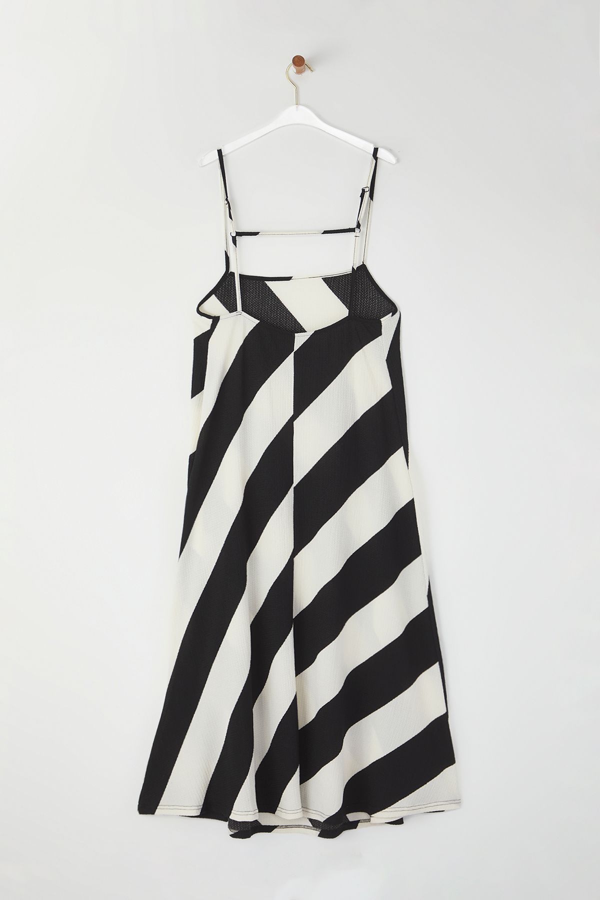 Trendyol Curve-Schwarz-weißes Strickkleid in Übergröße 8