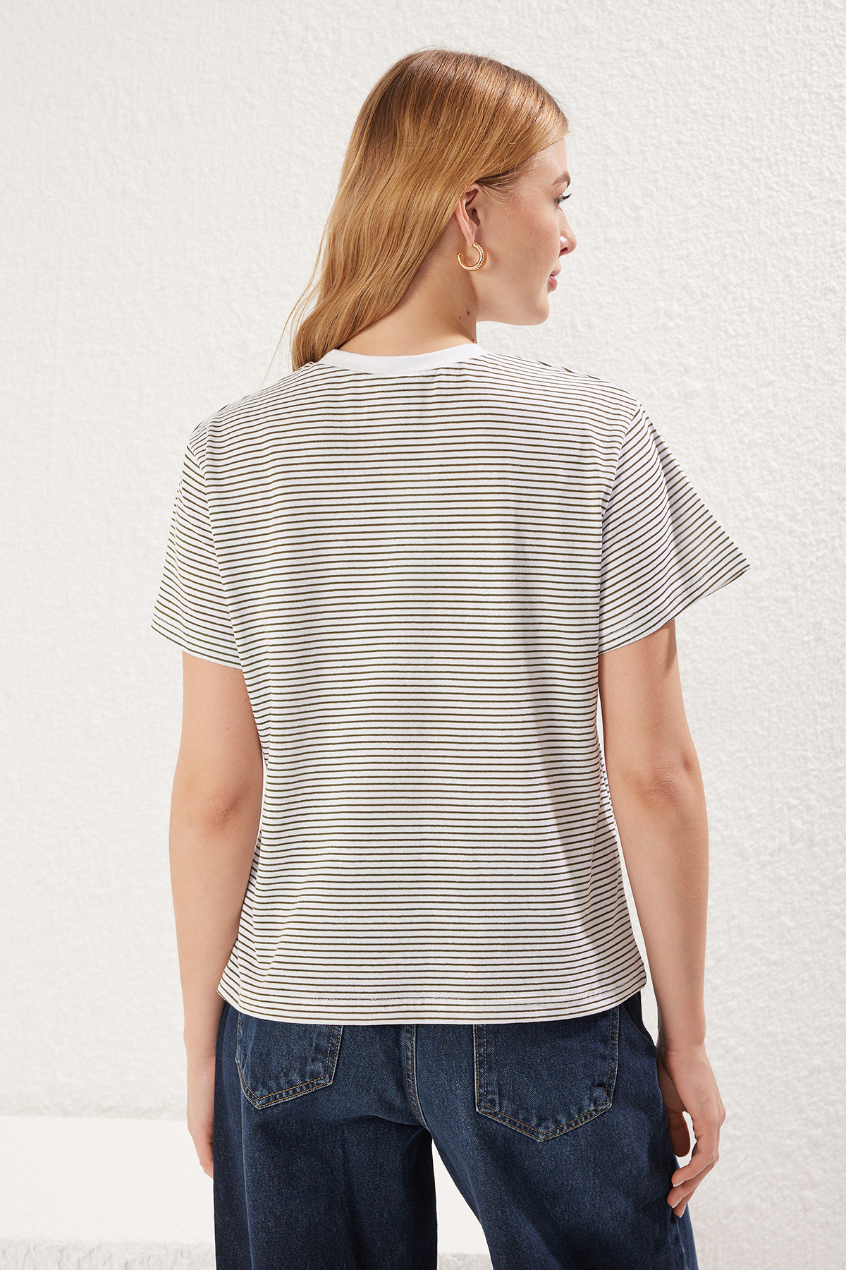 Trendyolmilla  Haki Ekru Çizgili Kalın Pamuklu Basic Regular/Normal Kalıp Örme T-Shirt TWOSS23TS00043 - Görsel 5