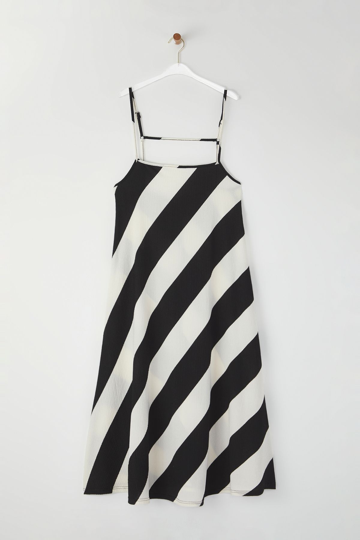 Trendyol Curve-Schwarz-weißes Strickkleid in Übergröße 6