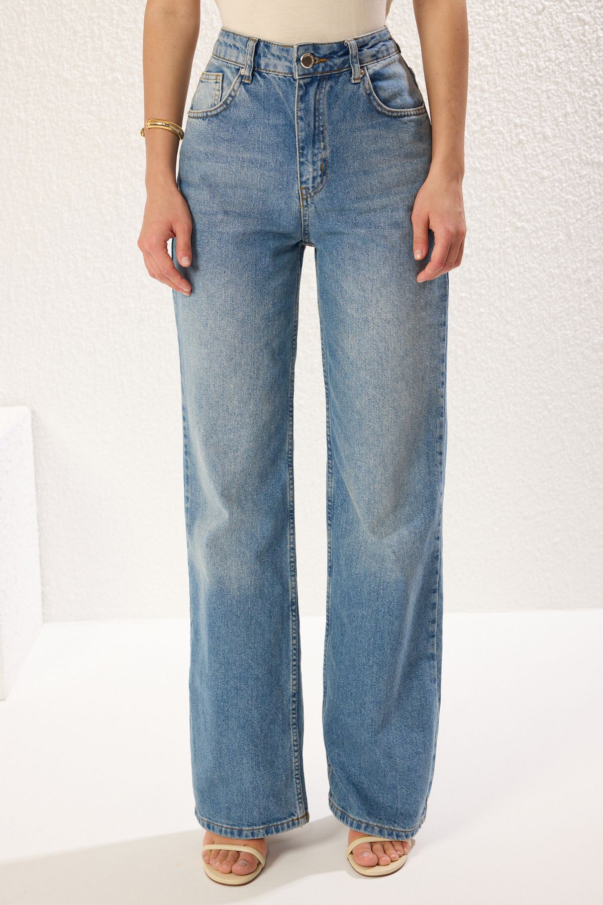 Trendyol Collection-Niebieskie jeansy z wysokim stanem i szerokimi nogawkami Twoss25Je00172 3