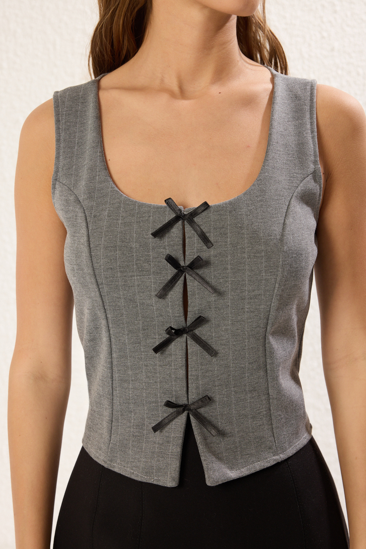 Trendyol Collection-Šedá pruhovaná stuha Detail šněrování Přiléhavý čtvercový výstřih Pletená halenka s nulovým rukávem TWOSS25BZ00147 3