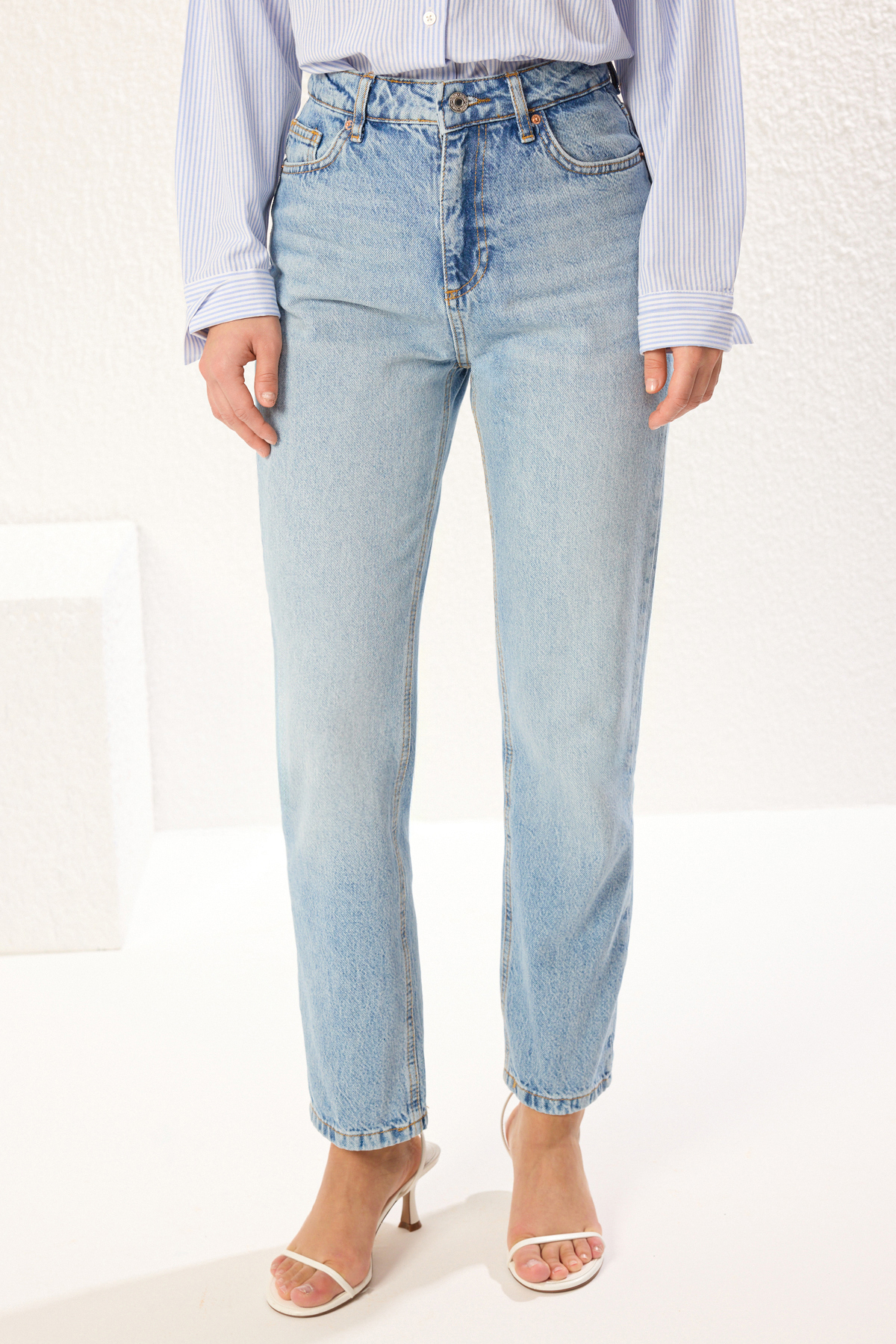 Trendyolmilla  Mavi Yüksek Bel Düz Kesim Straight %100 Pamuk Non-Stretch Jeans TWOSS23JE00089 - Görsel 3