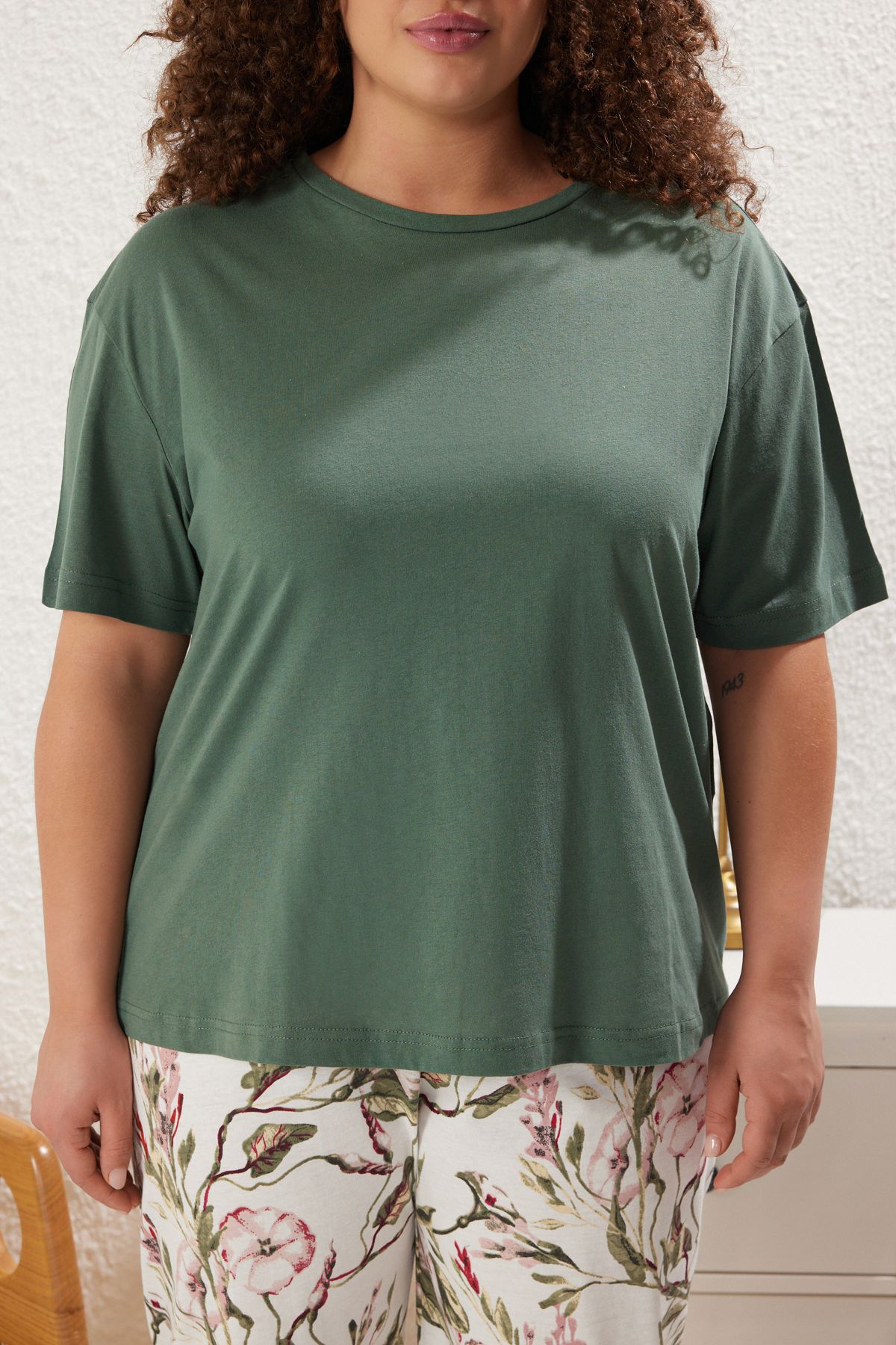 Trendyol Curve-Set de pijamale tricotate Capri cu flori verzi TBBSS25AI00002 3