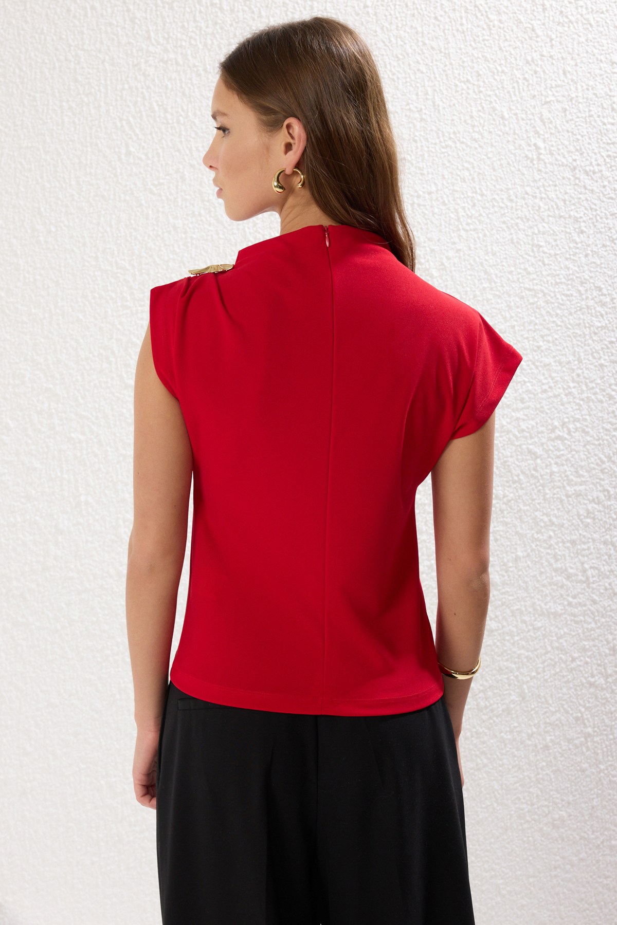 Trendyolmilla  Kırmızı Fitted/Vücuda Oturan Aksesuar Detaylı Drapeli Esnek Örme Bluz TWOSS25BZ00044 - Görsel 5