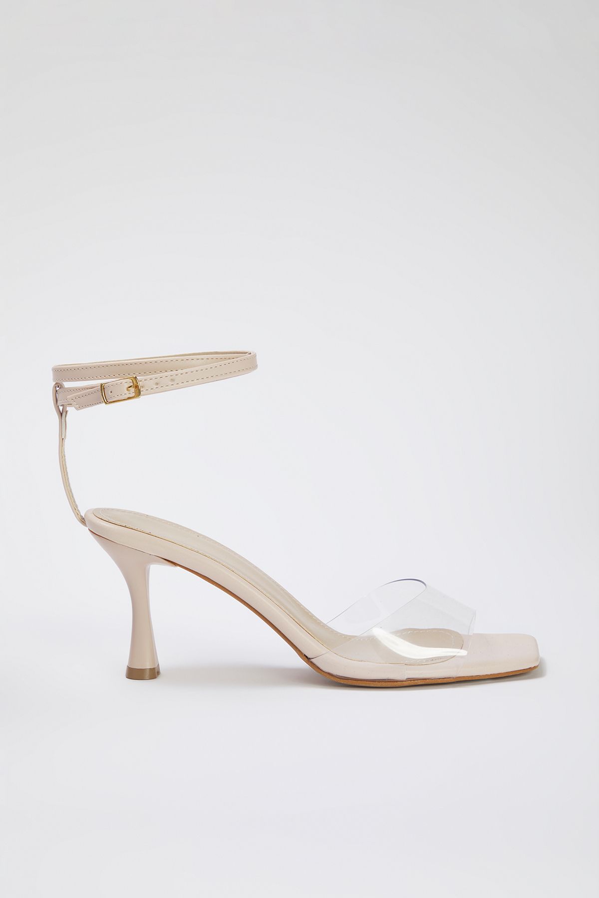 TRENDYOL SHOES-صندل نسائي بكعب عالٍ ومقدمة مربعة من الفينيل باللون البيج - TAKSS25TO00011 1