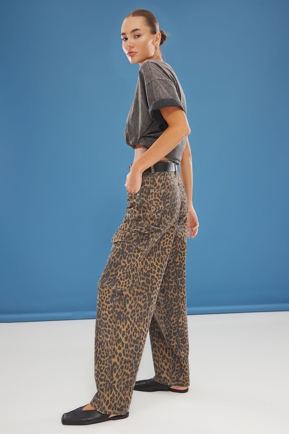 Trendyol Collection-Πολύχρωμο Leopard Print Cargo Pocket Λεπτομερές κανονικό φαρδύ τζιν μέσης TWOSS25JE00158 2