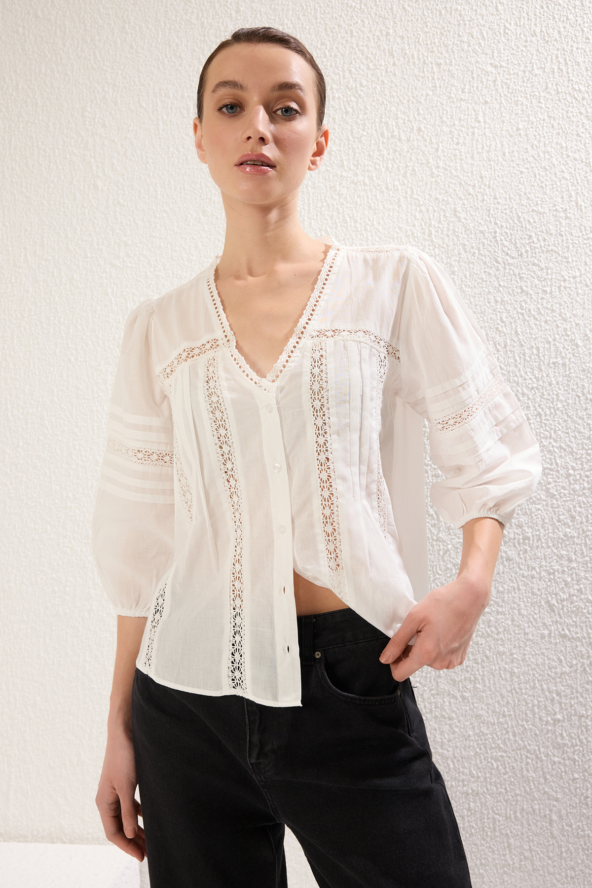 Trendyolmilla  Beyaz Pamuklu Kumaş Dantel Detaylı Regular Normal Kalıp Dokuma Gömlek TWOSS25GO00030