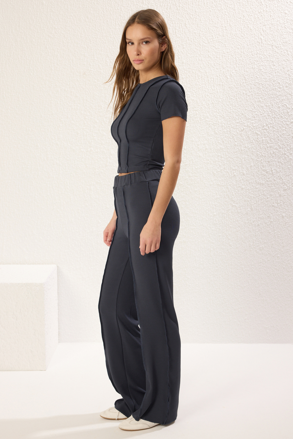 Trendyolmilla  Siyah Dikiş Detaylı Crop Vücuda Oturan Üst Straigth/Düz Kalıp Alt Örme Alt-Üst Takım TWOSS25AU00047 - Görsel 2