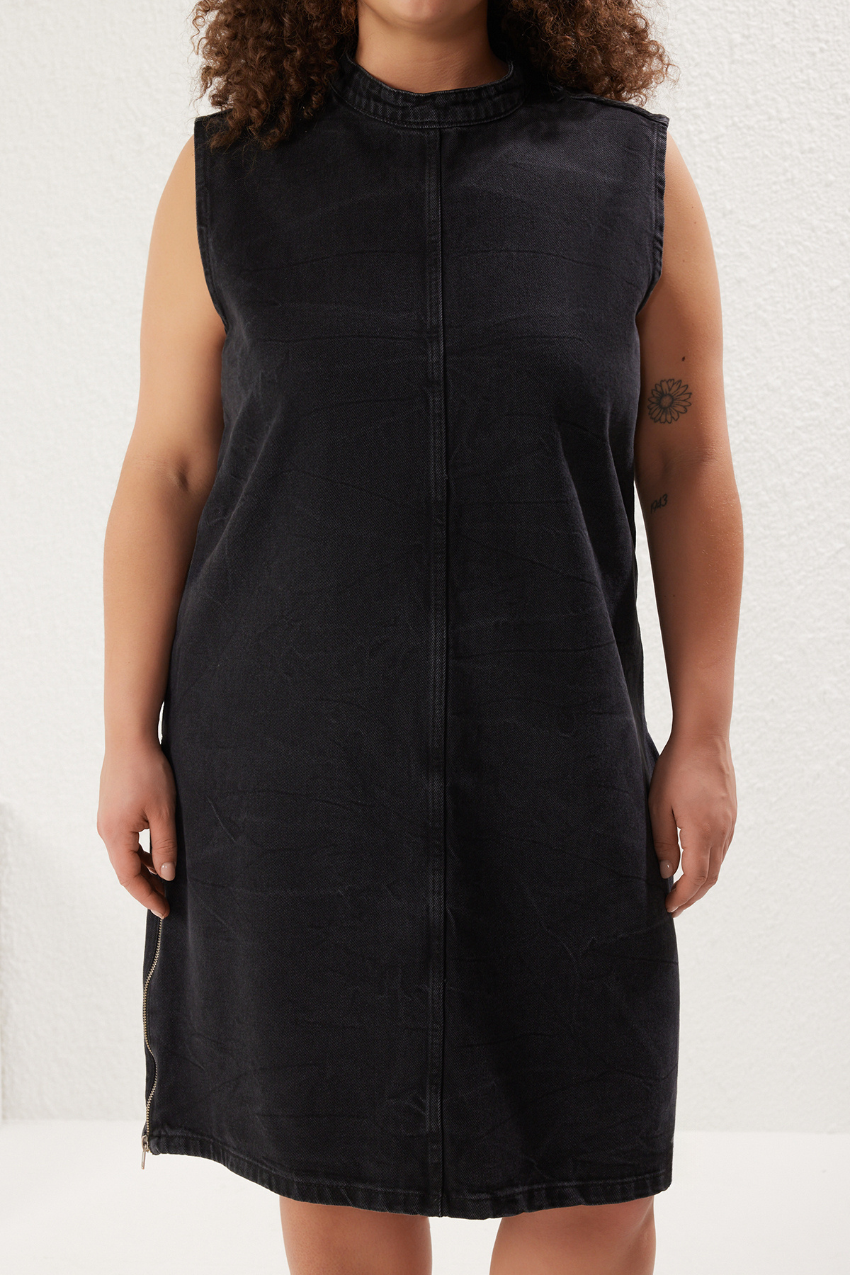Trendyol Curve-Anthrazitfarbenes Denim-Kleid in Übergröße mit Rundhalsausschnitt und seitlichem Reißverschluss – TBBSS25AH00089 3