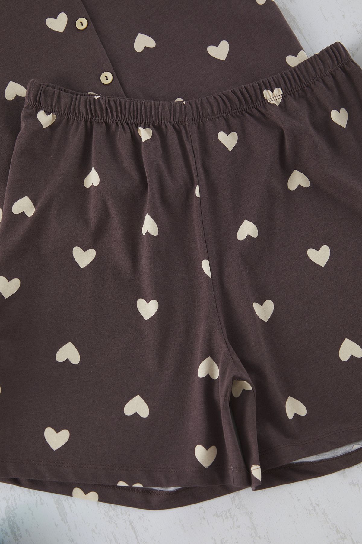 Trendyol Curve-Braunes, herzgemustertes Shorts-Hemd-Revers-Strick-Pyjama-Set TBBSS24AI00026 4
