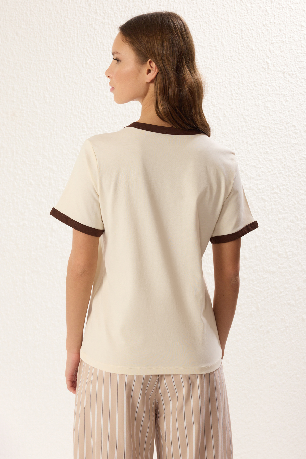 Trendyolmilla  Taş %100 Pamuk Nakışlı Kontrast Biye Detaylı Örme T-Shirt TWOSS24TS00037 - Görsel 5