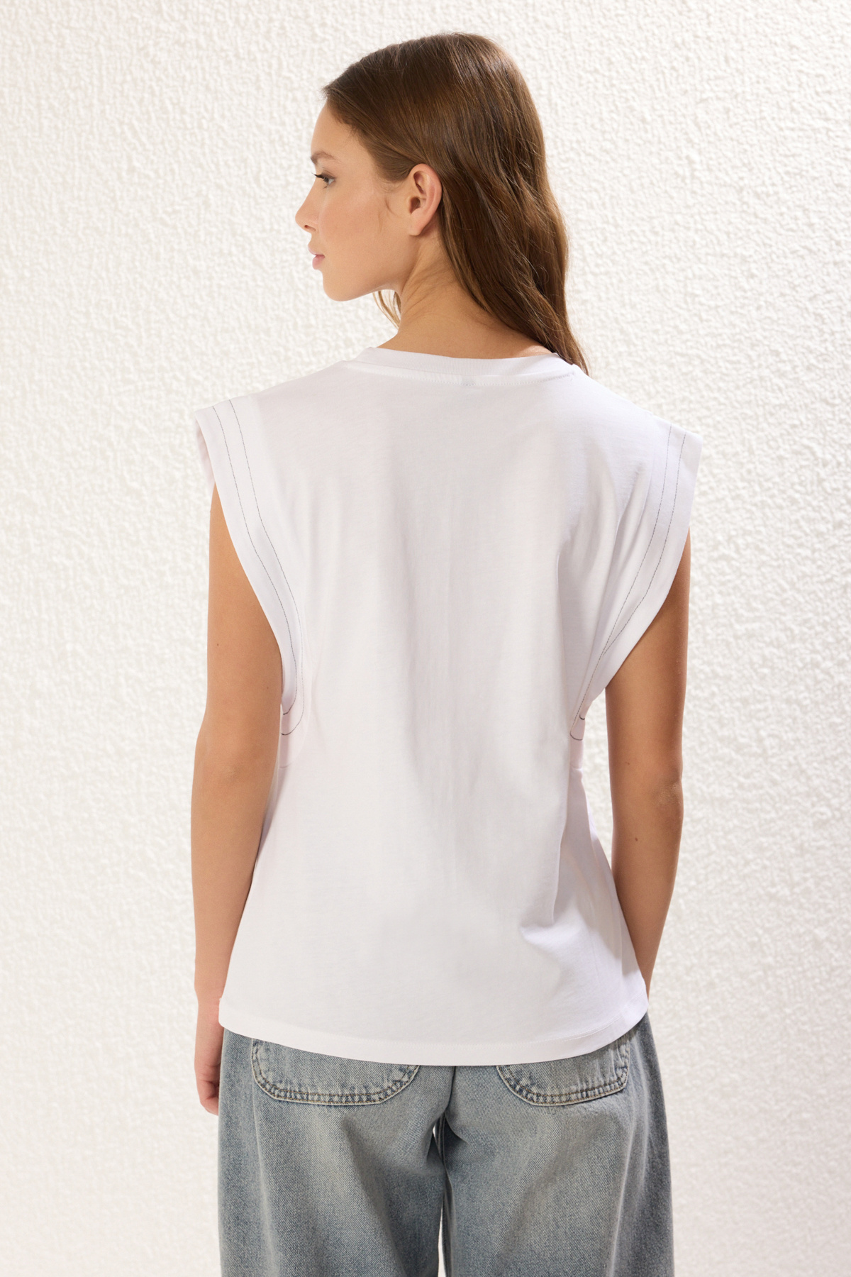 Trendyolmilla  Beyaz %100 Pamuk Kol Dikişi Detaylı Bisiklet Yaka Örme T-Shirt TWOSS25TS00024 - Görsel 5