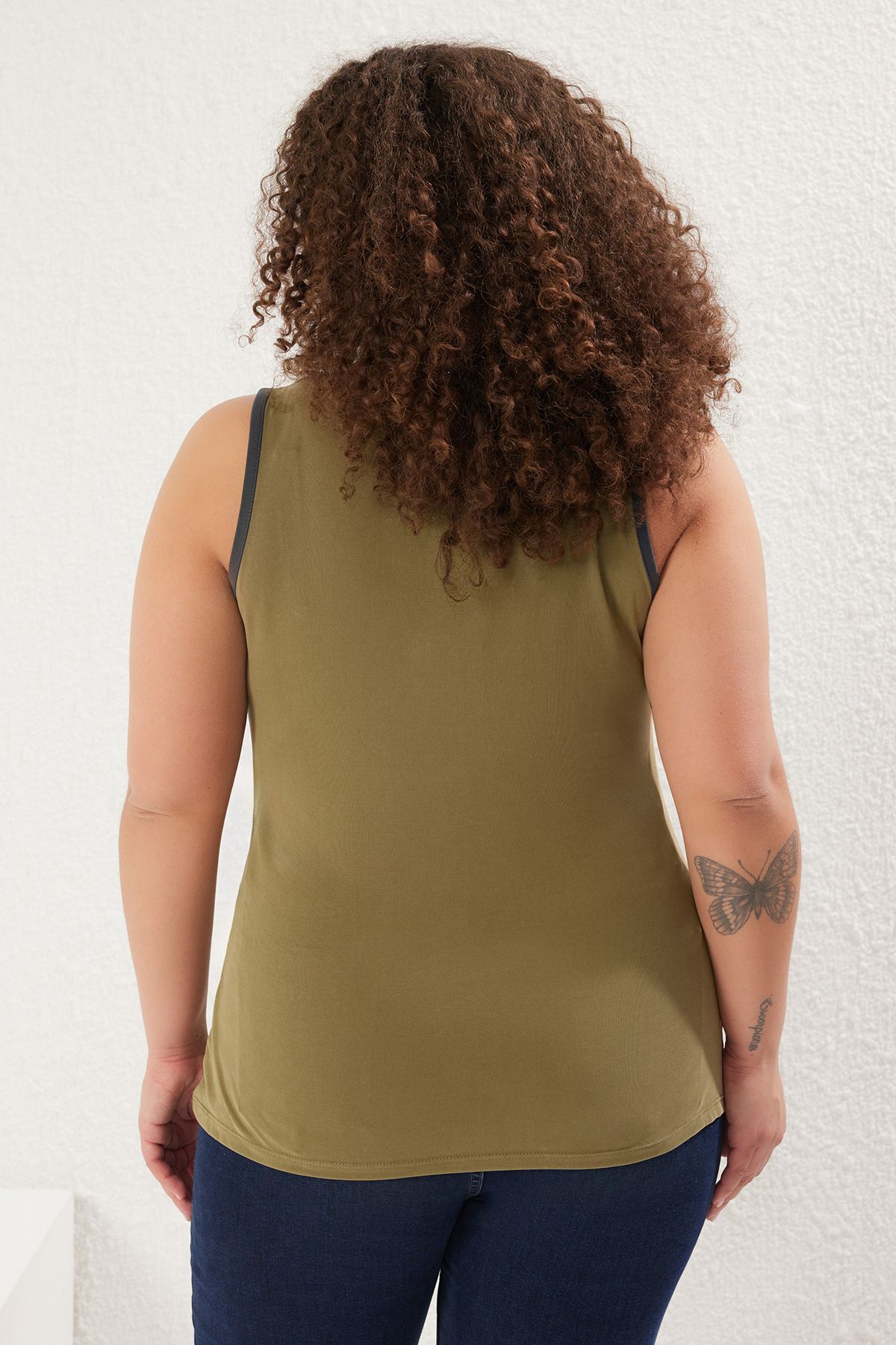 Trendyol Curve-قميص داخلي مشروط ذو ياقة حمام سباحة كاكي مقاس كبير - TBBSS25CV00010 5