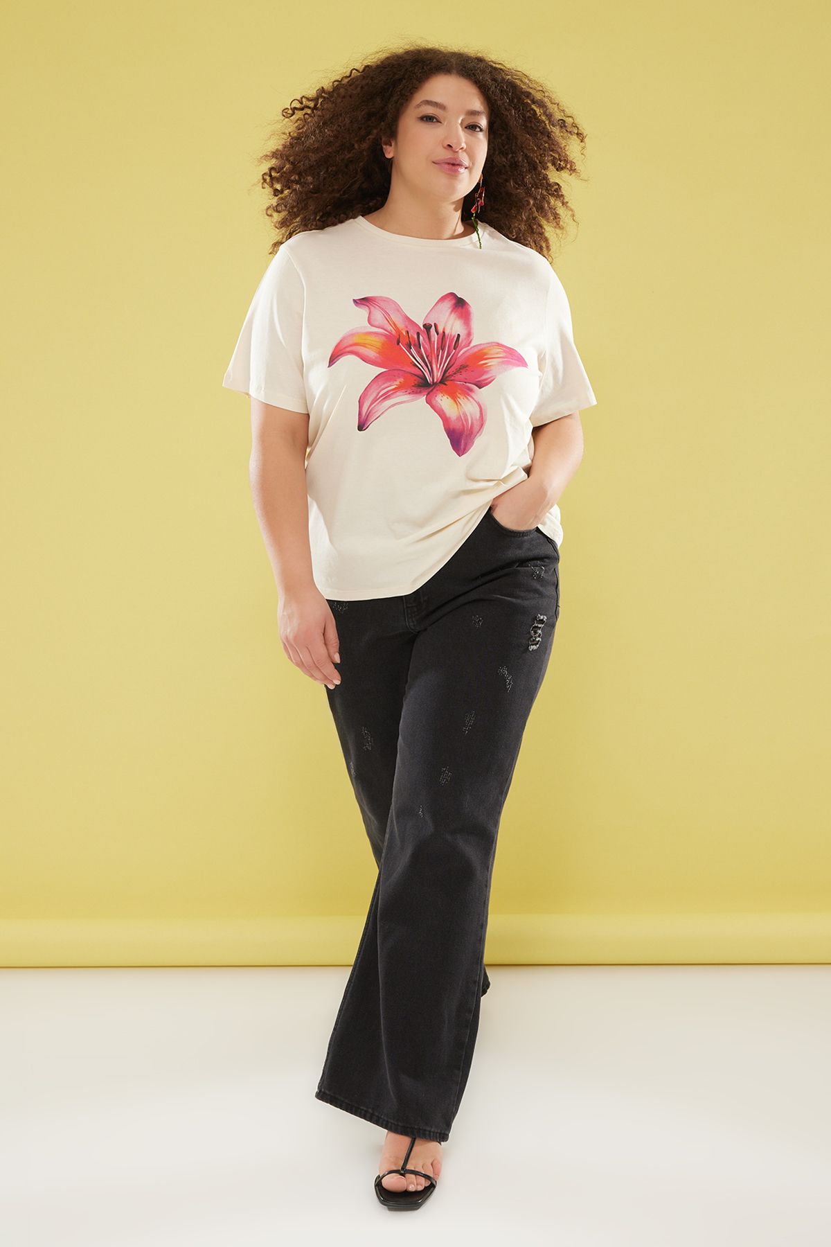 Trendyol Curve-Übergroßes T-Shirt mit Blumendruck in Steinfarbe – TBBSS25BF00019 3