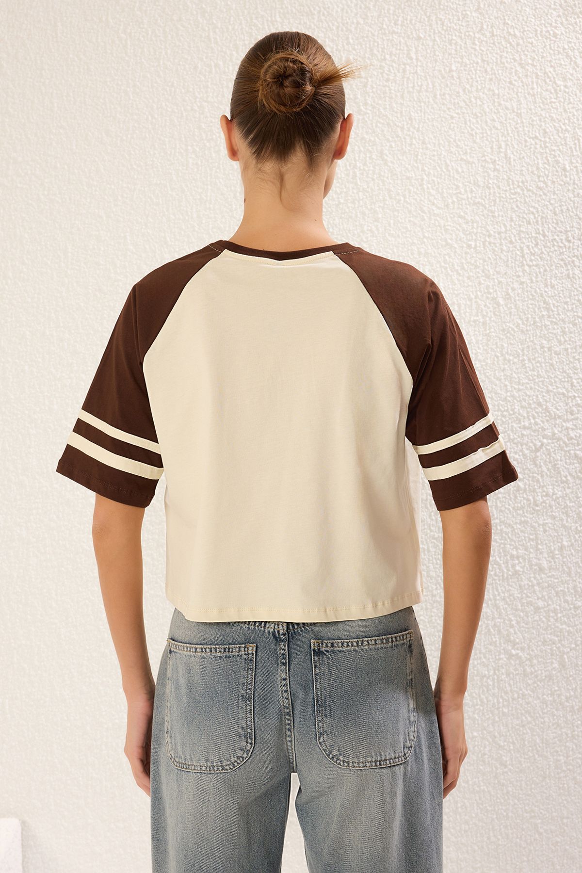 Trendyol Collection-Pletené tričko Colorblock Slogan Printed Crop - 100% bavlna TWOSS25TS00067 5