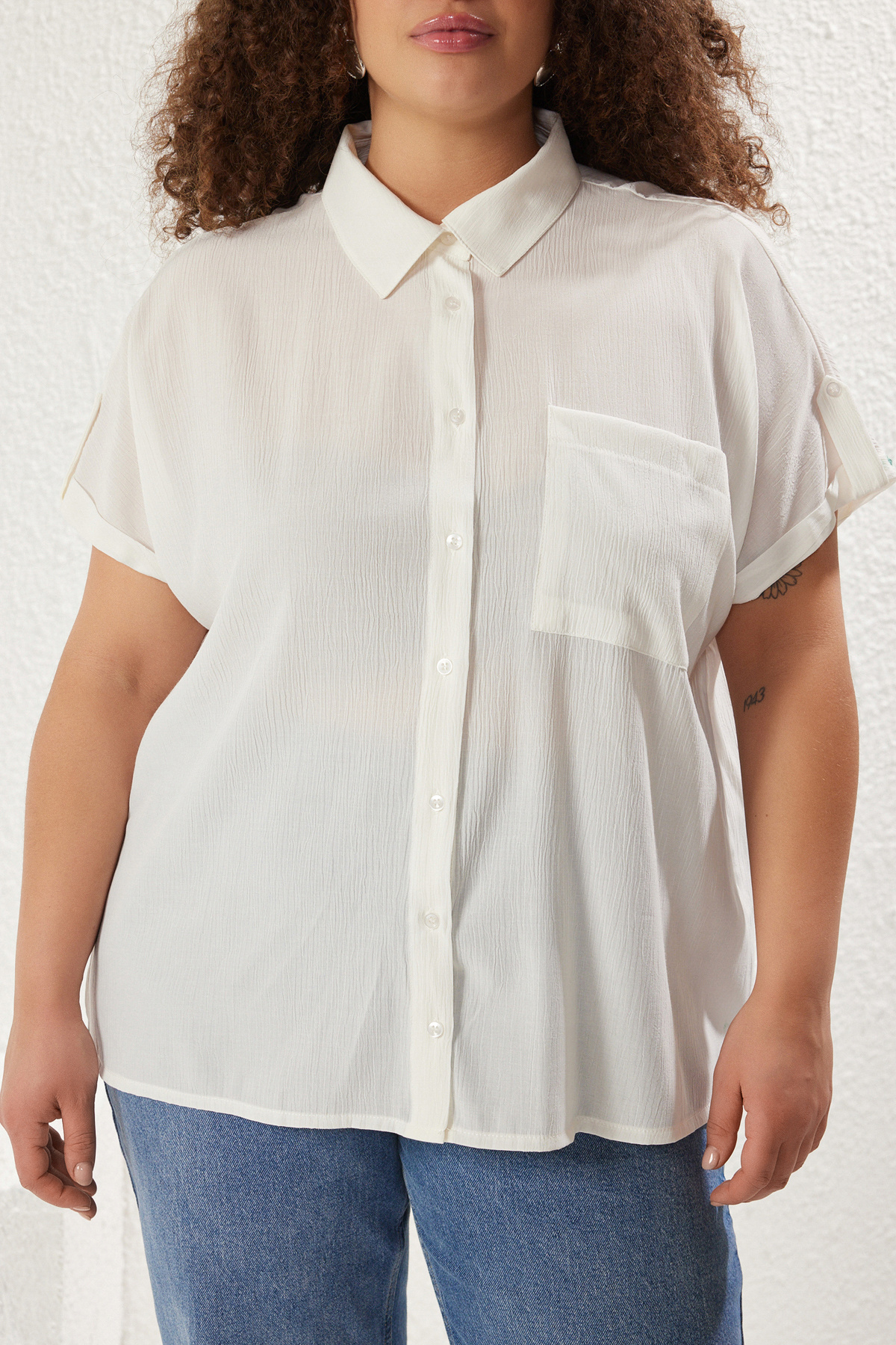 Trendyol Curve-White Short Sleeve Pocket Textured Seersucker Woven Fabric Plus Size Shirt Tbbss25Ax00012 3