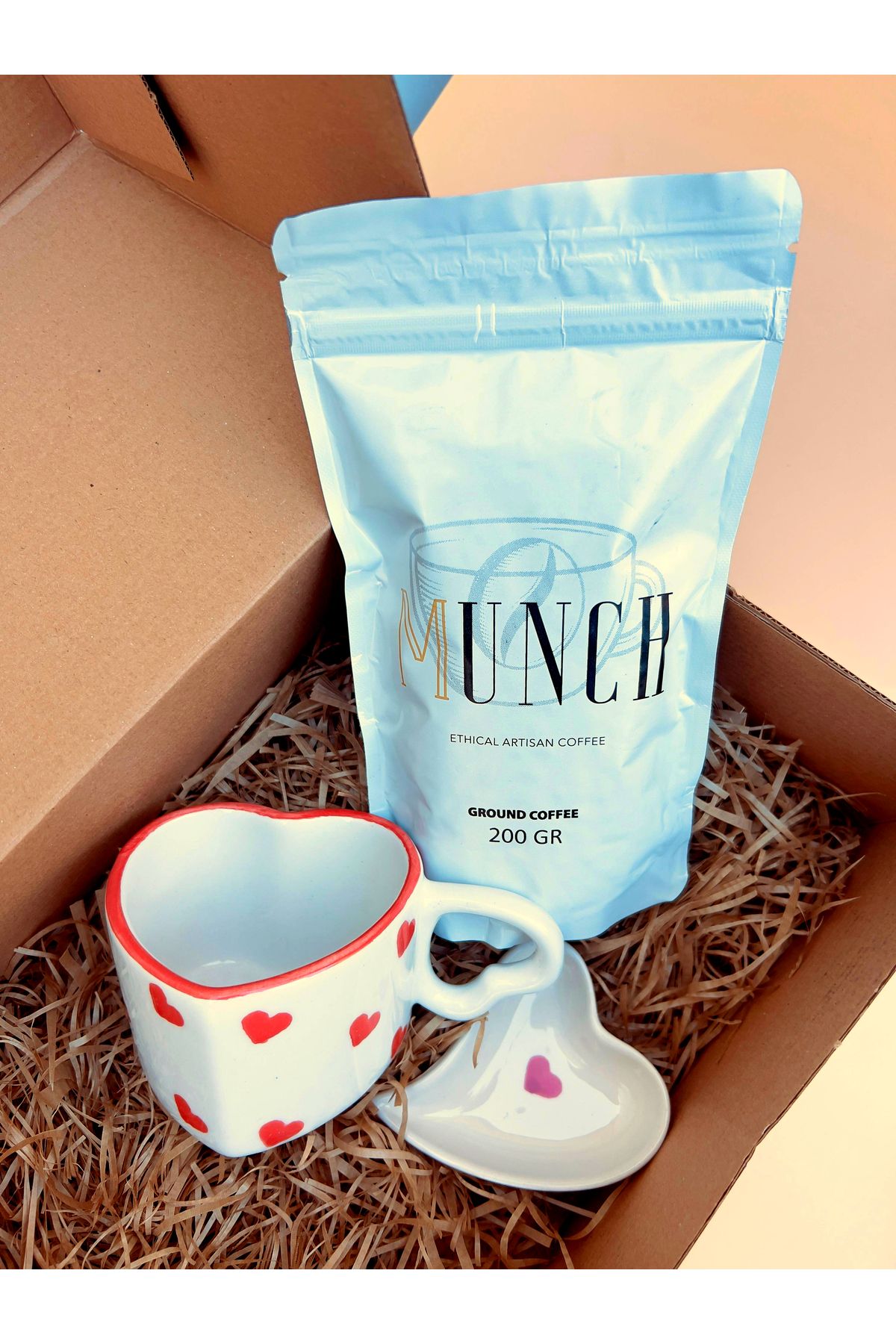 Coffee Munch Çekirdek Kahve ve Kırmızı Kalpli, Kulplu Beyaz Kupa + İkramlık Hediye Seti