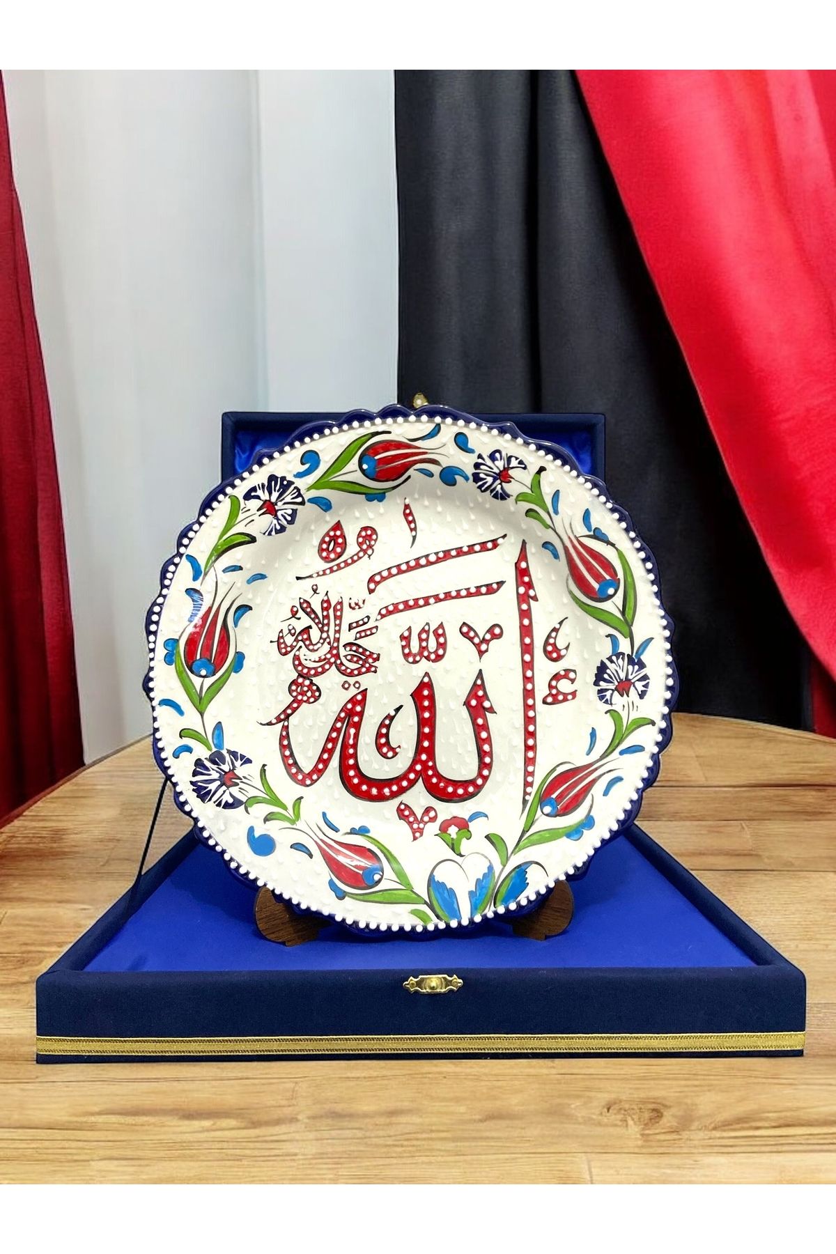 STORESZA Kadife Kutulu Zarif Çini Tabak - Allah Yazılı (30 cm) + Tabak Ayaklığı Hediye