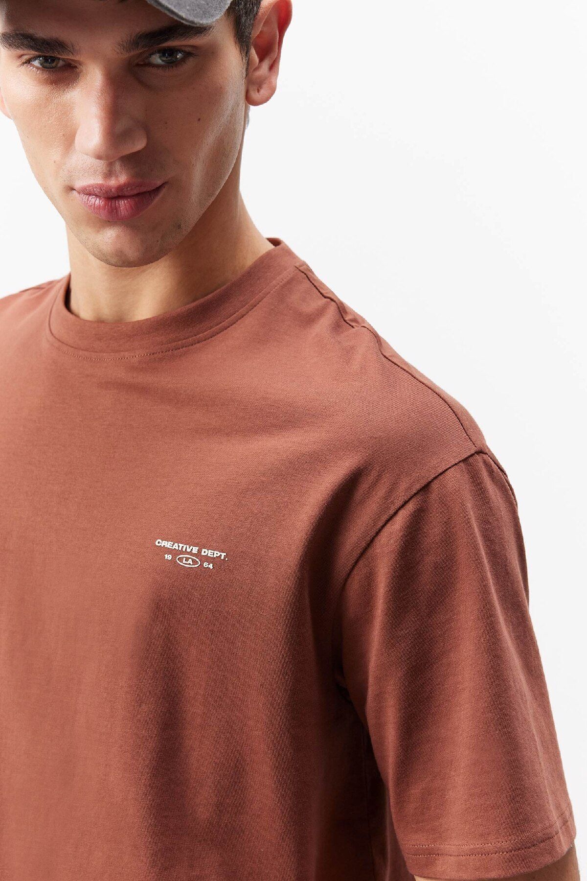 DeFacto-Boxy Fit Crew Neck Back Potištěné tričko s krátkým rukávem D5159AX25SP 4