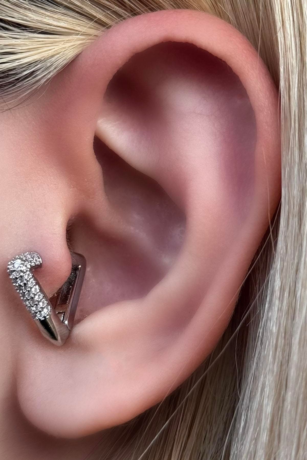 TAKIŞTIR Gümüş Renk Cerrahi Çelik Üçgen Figürlü Tragus/Kıkırdak Küpe/Piercing (Tek)