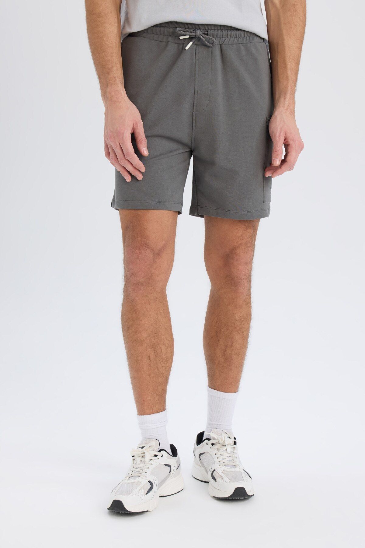 DeFacto-DeFactoFit NBA Brooklyn Nets Standard Fit Sportler-Shorts mit kurzen Beinen D8620AX25SP 5