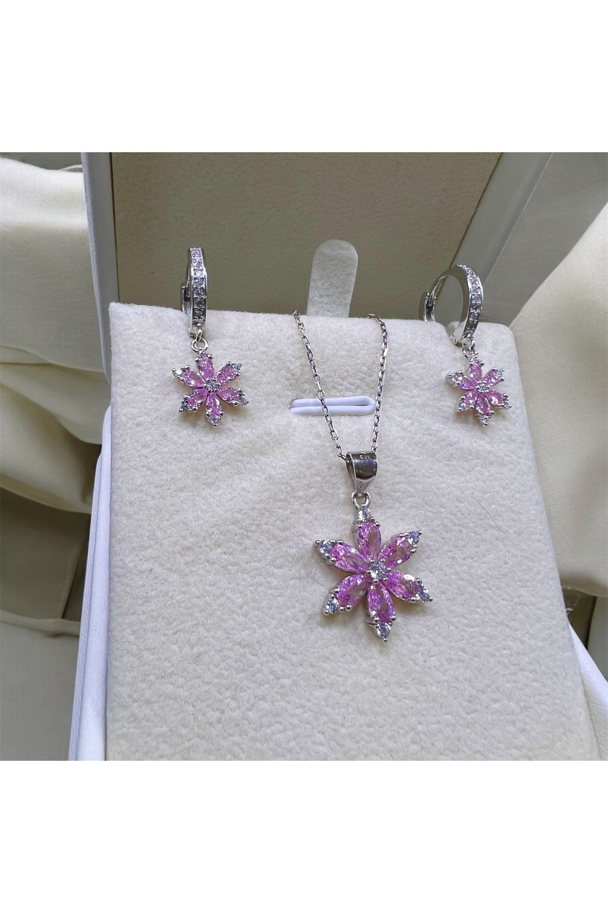 JEWELRY PEMBE KUVARS 18K BEYAZ ALTIN KAPLAMA 925 AYAR GÜMÜŞ ÇİÇEKLİ TAKIM