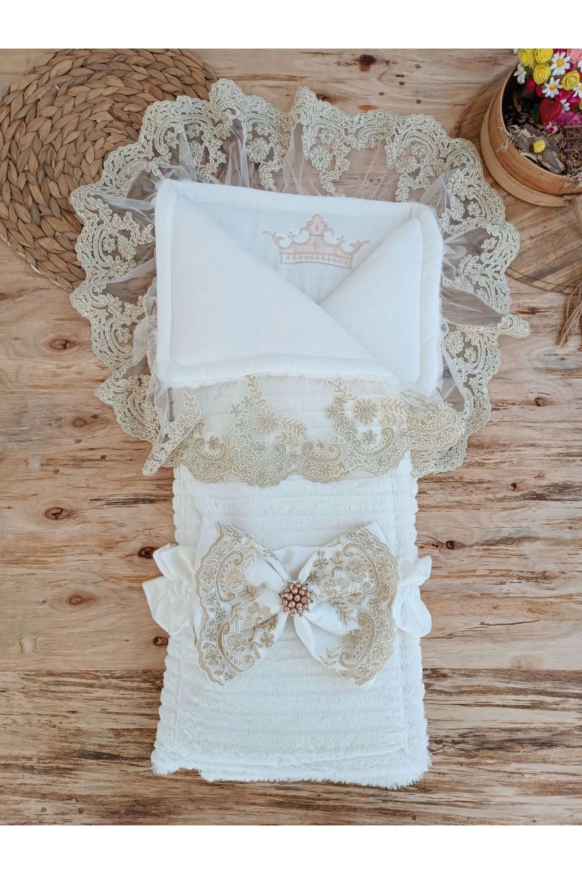 Ecenaz Yenidoğan Beyaz Wool Yün Kumaş Taç Nakışlı Trilüks Kundak Bebek Battaniyesi Beyaz
