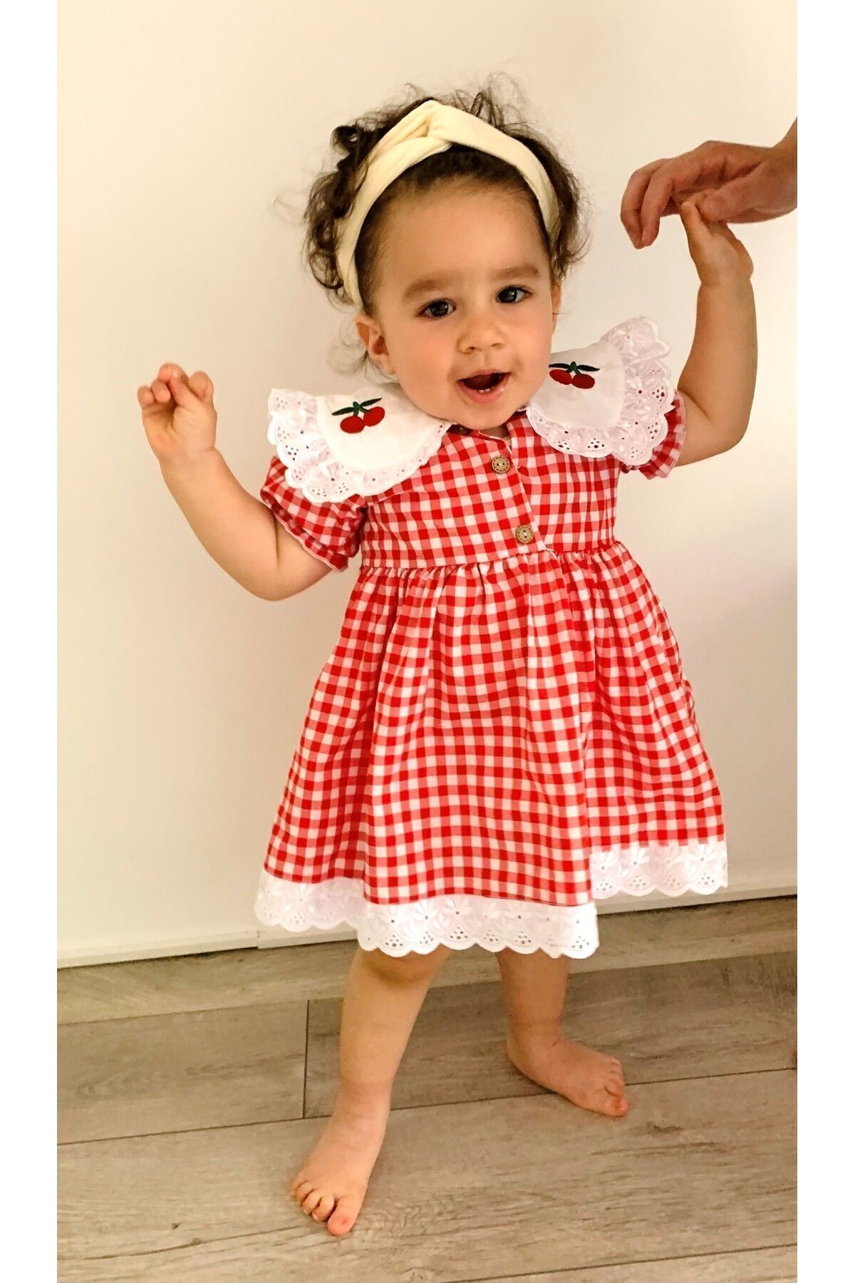 Minikiti Kız Çocuk Bebek Kırmızı Beyaz Pötikareli Kiraz Nakışlı Eteği Fistolu Fırfırlı Kısa Kollu Elbise fotoğrafı 7 (önizleme)