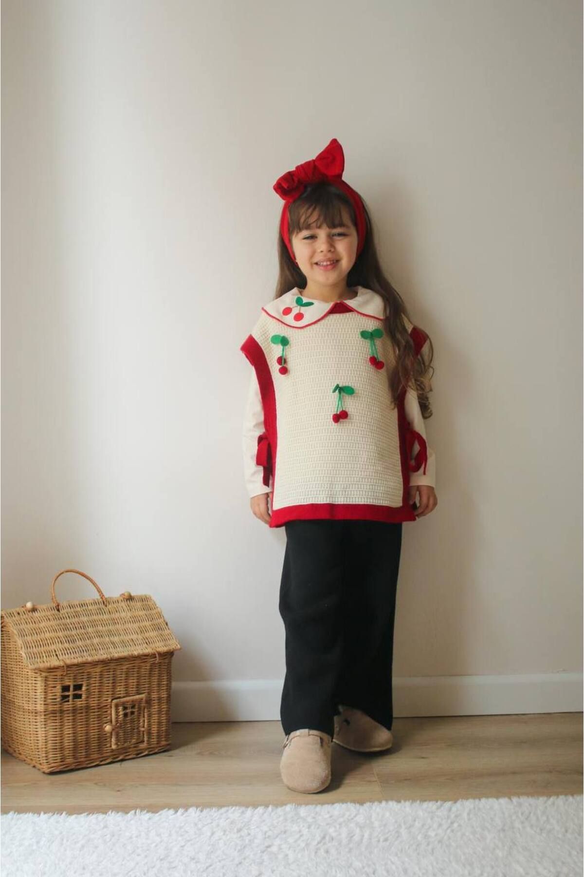 MİO-Girl's Cherry Embroidered Sweater Suit 1