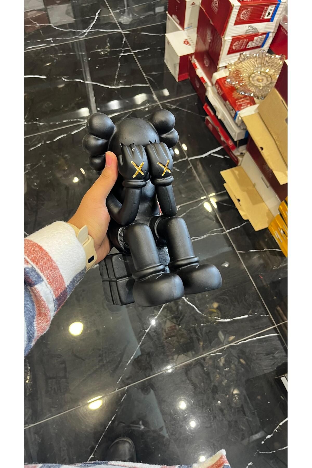 brow AĞLAYAN KAWS BLACK Companion Figür Büyük Boy 27CM