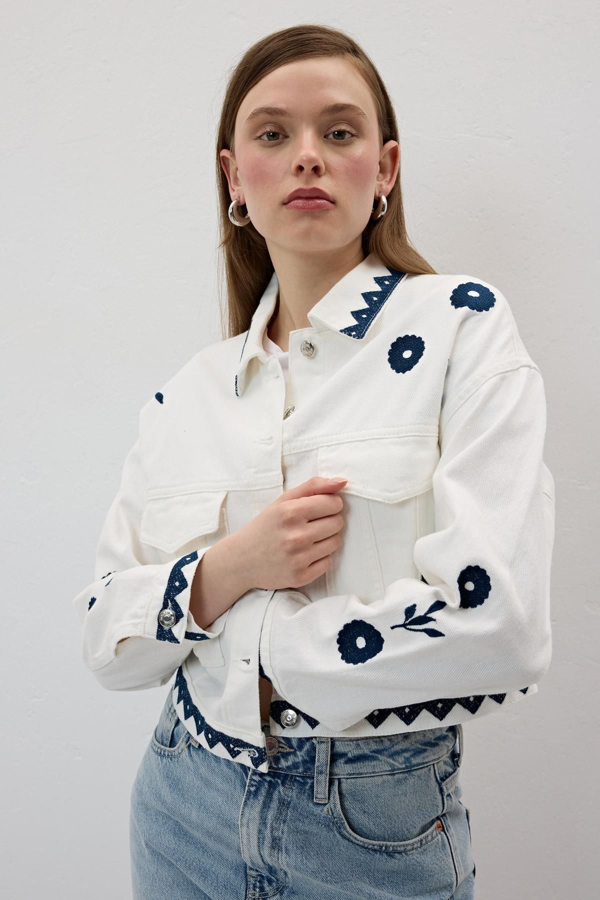 LEVURE-White Embroidery Detailed Buttoned Denim Jacket 3