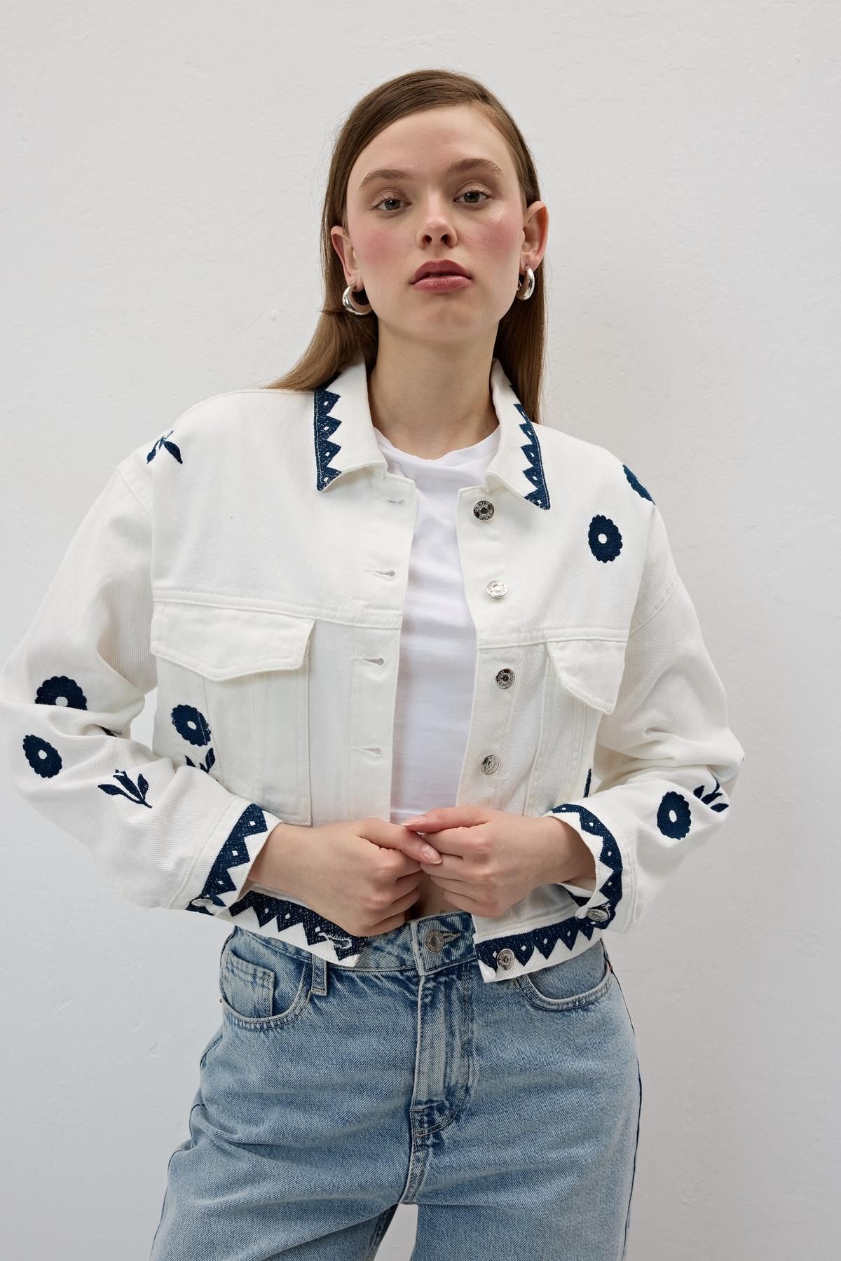 LEVURE-White Embroidery Detailed Buttoned Denim Jacket 2