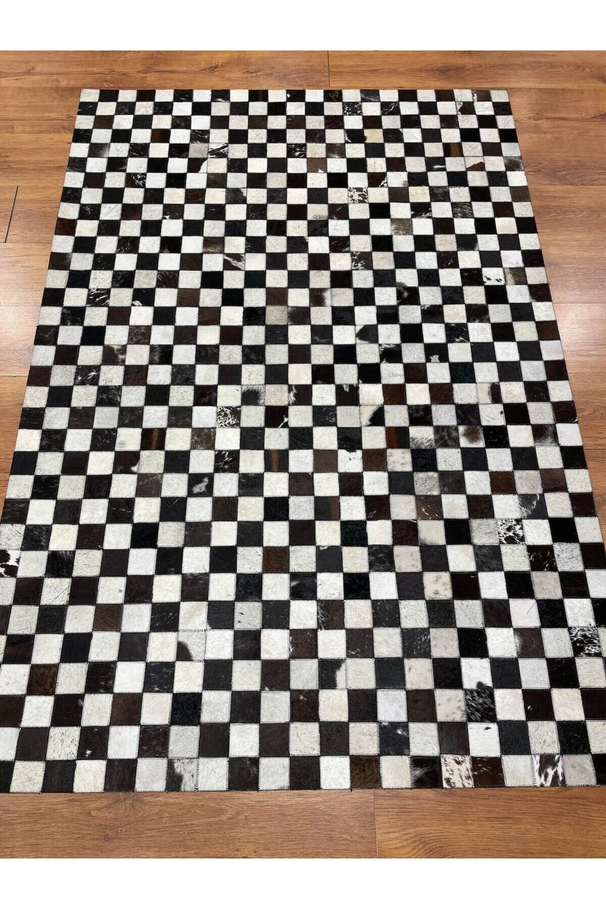 Handmade Patchwork Dama Desenli Siyah Beyaz Renk Deri Halı (120x180 cm, 2.16 m²)