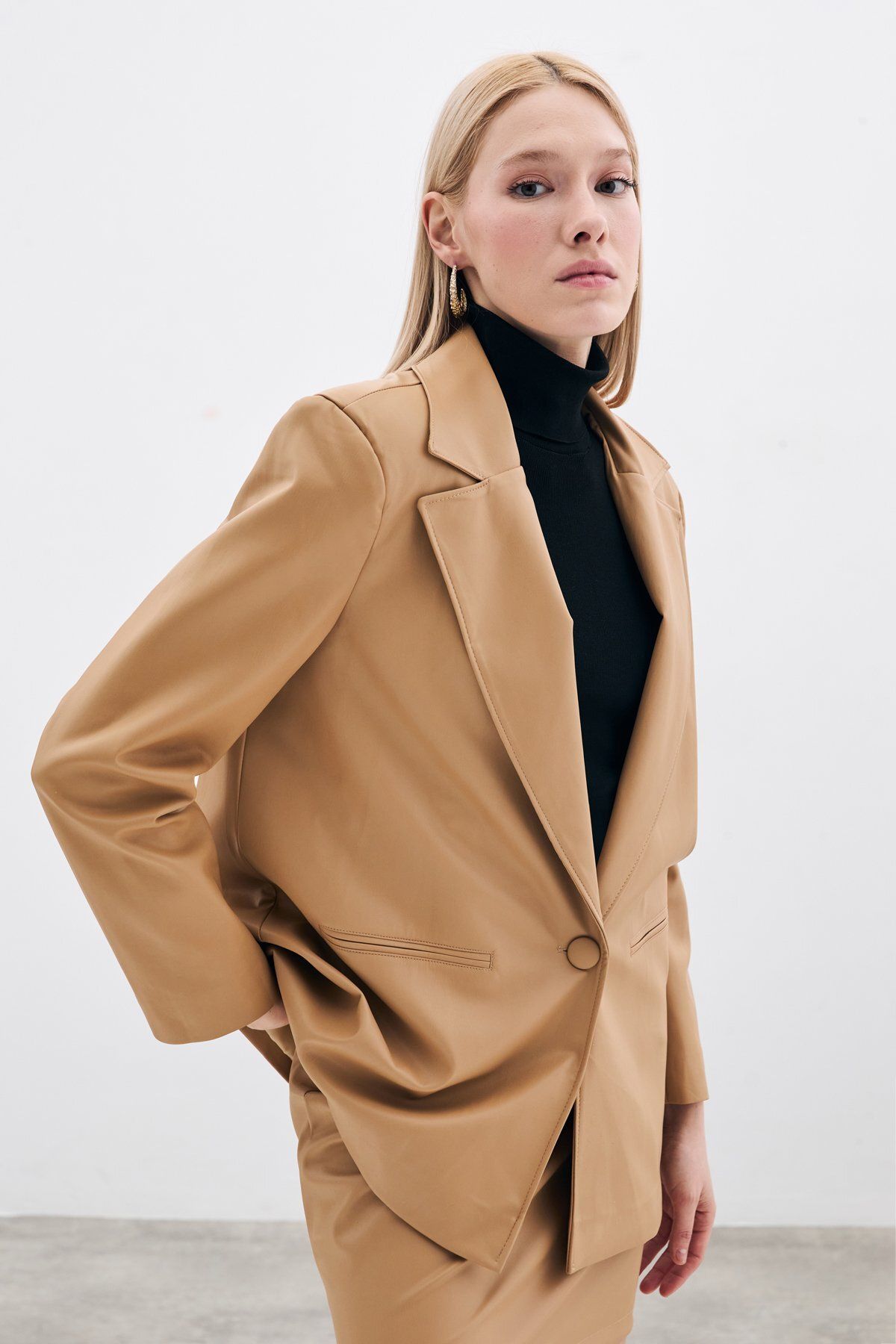 Sateen-سترة جلدية بيج فضفاضة 3