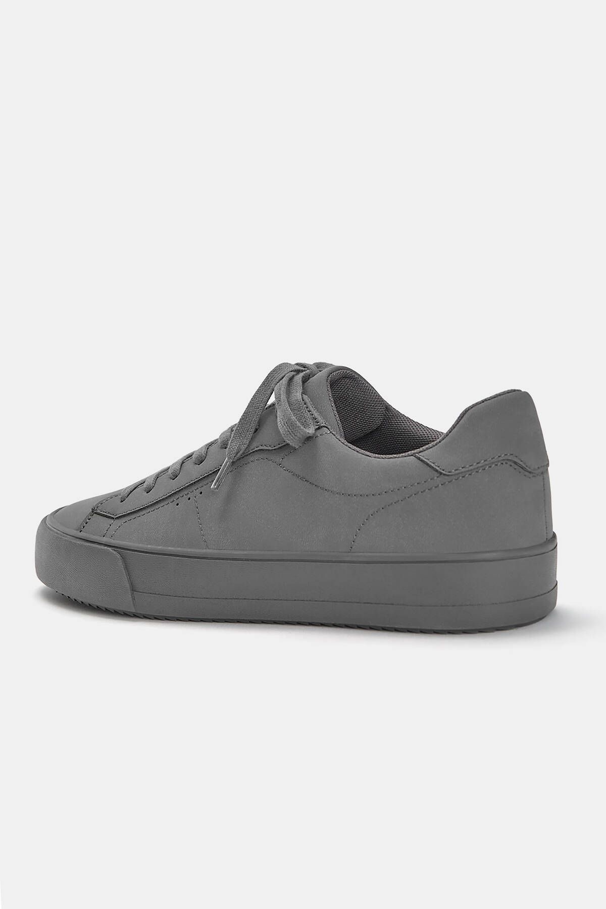 کفش اسپرت مردانه با زیره ضخیم و بنددار  Pull & Bear