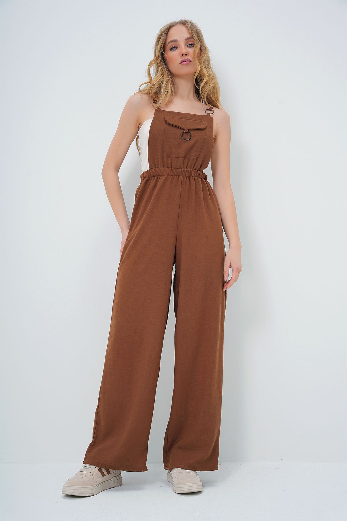 Trend Alaçatı Stili Bitter Brown Damskie Spodnie Aerobin Salopet Z Kieszenią Z Przodu I Ozdobnym Pierścieniem Alc-x13581 Kobieta - XL