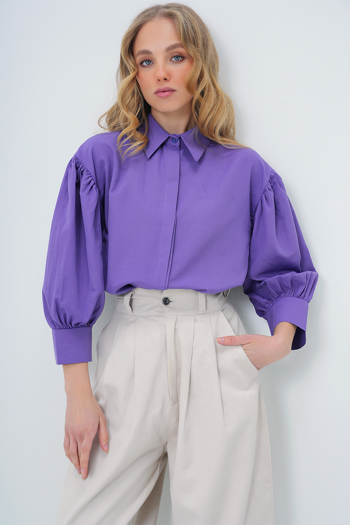 Trend Alaçatı Stili  Kadın Mor Balon Kol Gizli Patlı Basic Poplin Gömlek ALC-X9654 - Görsel 2
