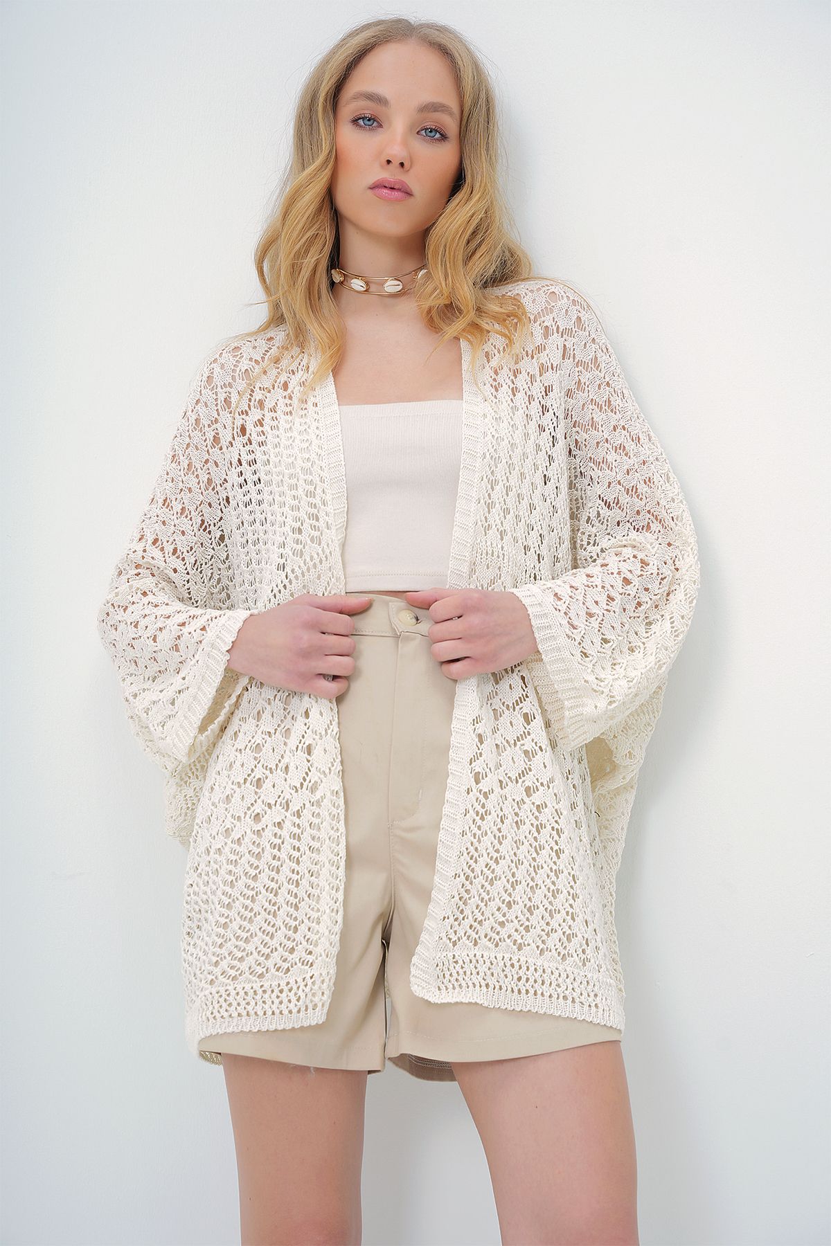 Trend Alaçatı Stili-Übergroße Strickjacke mit durchbrochenem Muster und Quastendetail für Damen in Vanille ALC-X10690 5