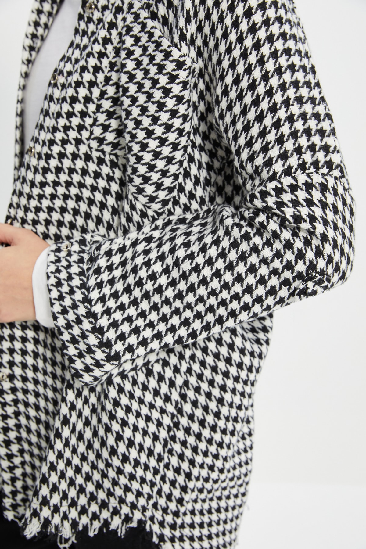 Trendyolmilla  Siyah Kazayağı Desenli Etek Ucu Pis Bitiş Dokuma Ceket Gömlek TWOAW20GO0159 - Görsel 4