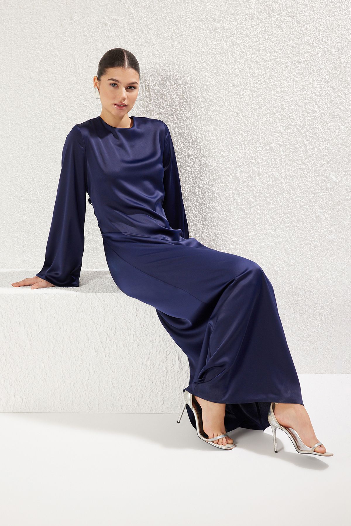 Trendyol Modest-Marineblaues Brit-Abendkleid aus gewebtem Satin mit Details TCTSS25DB00001 2