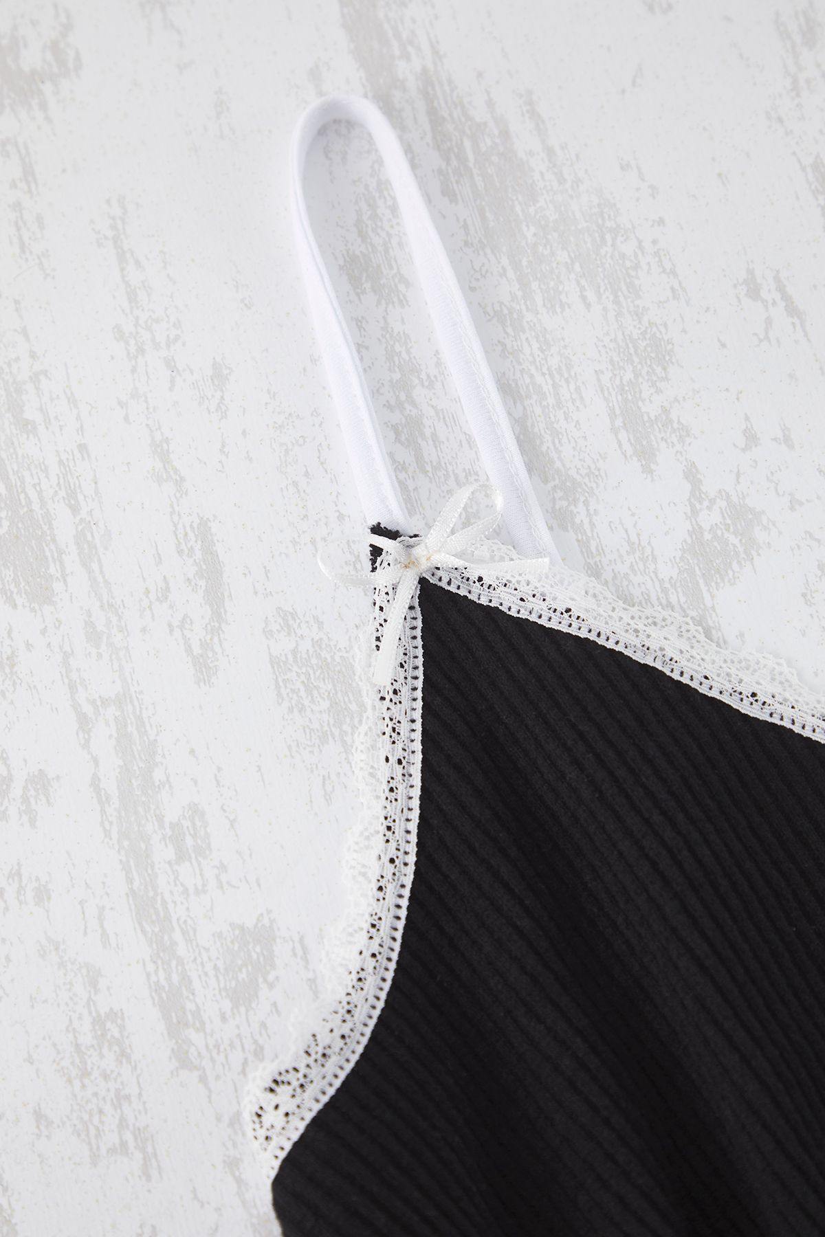 Trendyol Curve-Schwarzes Spitzen-Camisole-Strick-Nachthemd mit V-Ausschnitt TBBSS25CH00005 3