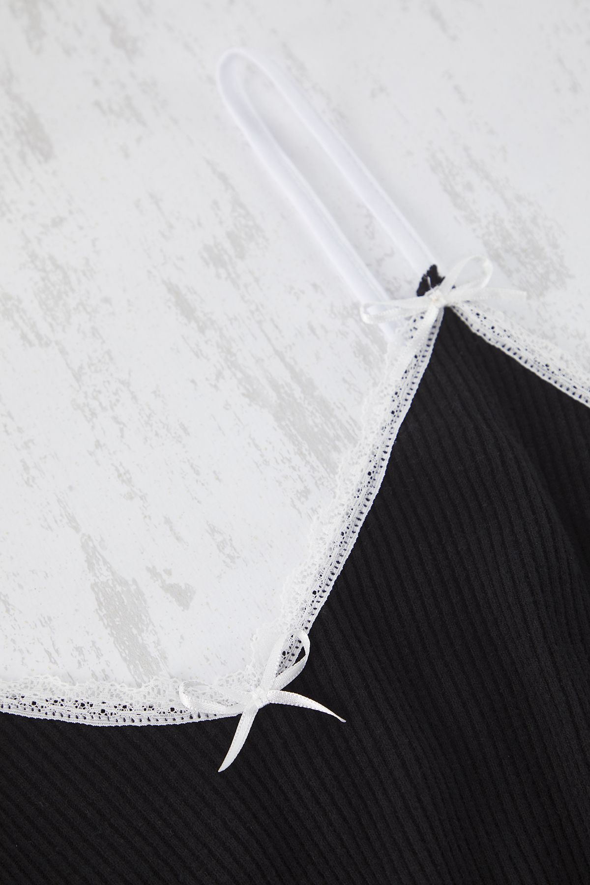 Trendyol Curve-Schwarzes Spitzen-Camisole-Strick-Nachthemd mit V-Ausschnitt TBBSS25CH00005 2