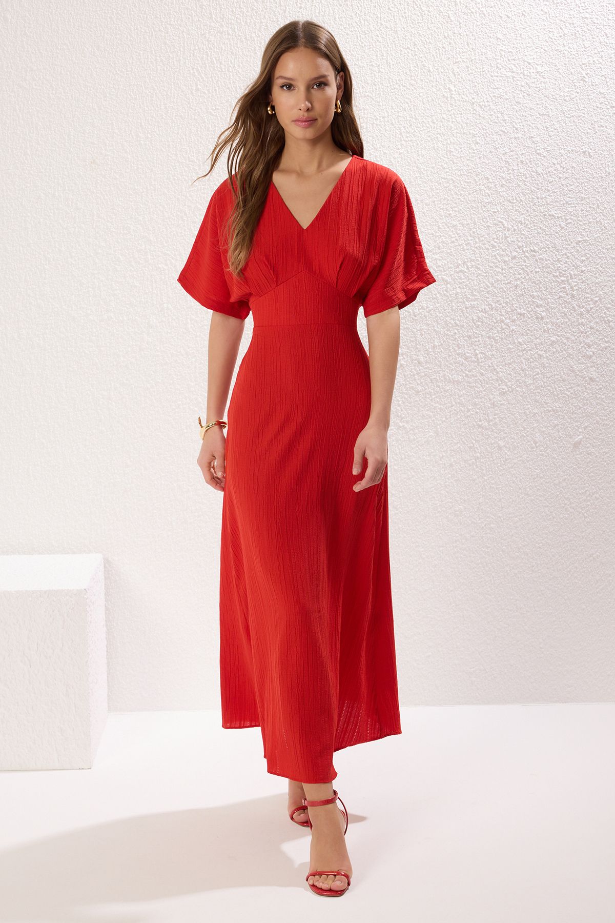 Trendyol Collection Červený A-Line Corsage Detail Maxi tkané šaty s výstřihem do V, Twoss24El00620