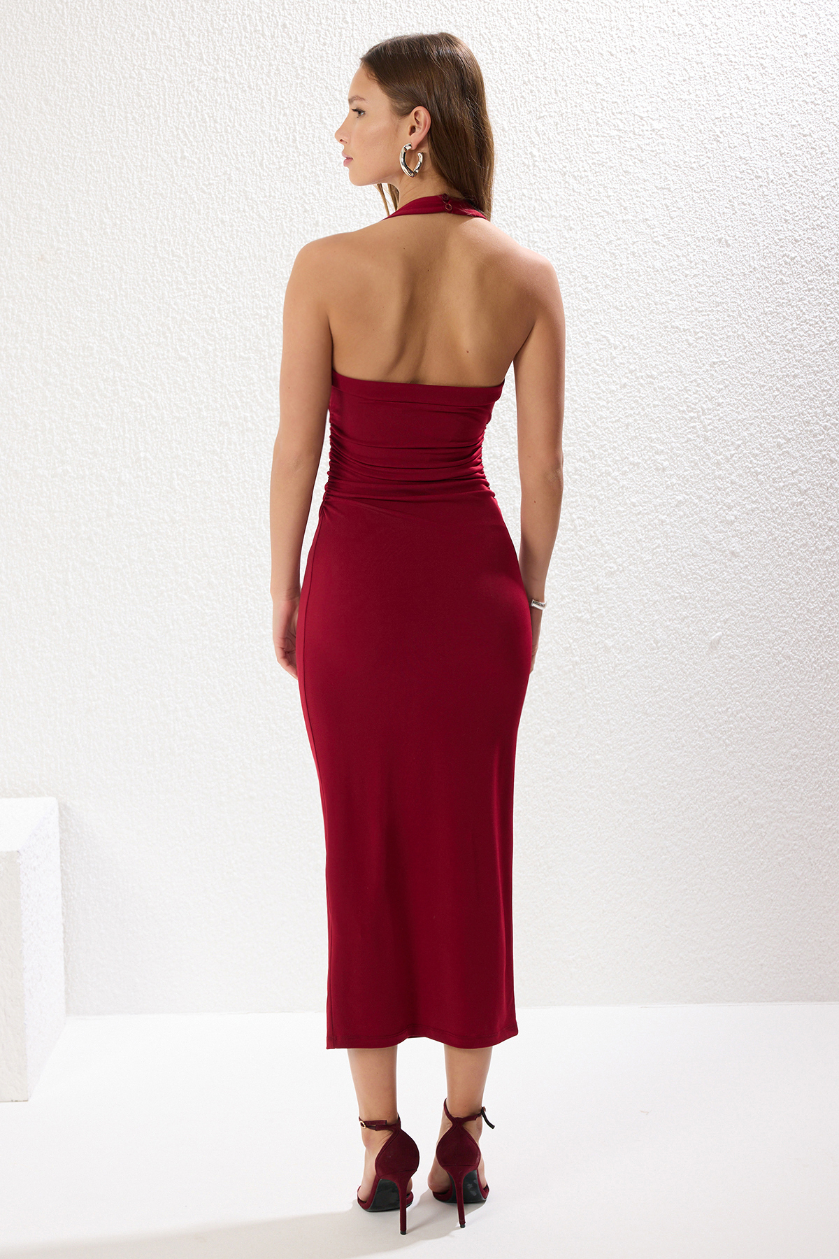 Trendyolmilla  Bordo Boyundan Geçmeli Büzgülü V Yaka Bodycone/Vücuda Oturan Esnek Maxi Örme Elbise TWOSS25EL00234 - Görsel 5